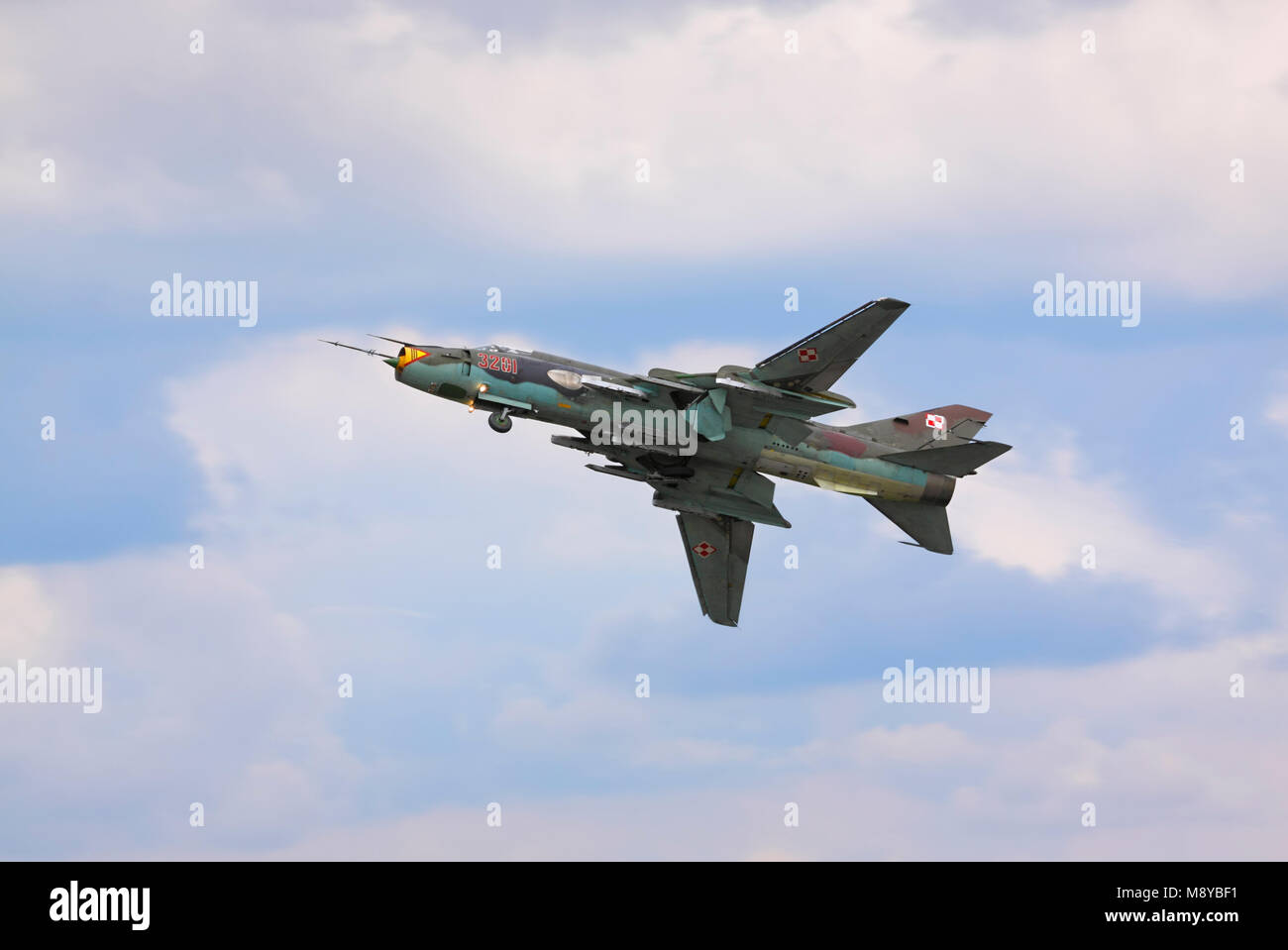 Die polnische Luftwaffe Sukhoi SU-22 M4 Fitter fliegen über bewölkter Himmel während der International Air Show im 90. Jubiläumsjahr der polnischen Luftwaffe Akademie. Stockfoto