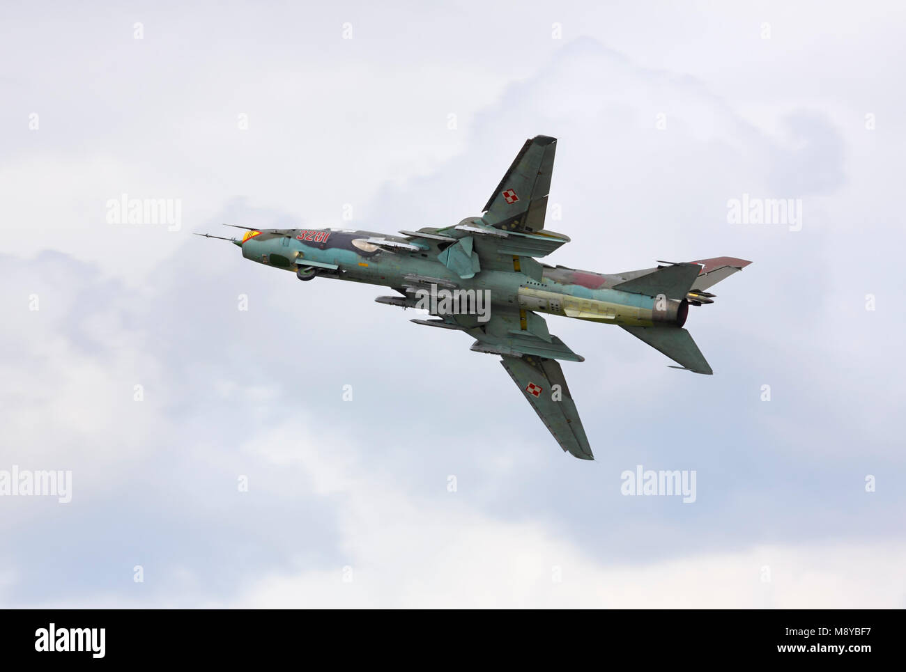 Die polnische Luftwaffe Sukhoi SU-22 M4 Fitter fliegen über bewölkter Himmel während der International Air Show im 90. Jubiläumsjahr der polnischen Luftwaffe Akademie. Stockfoto