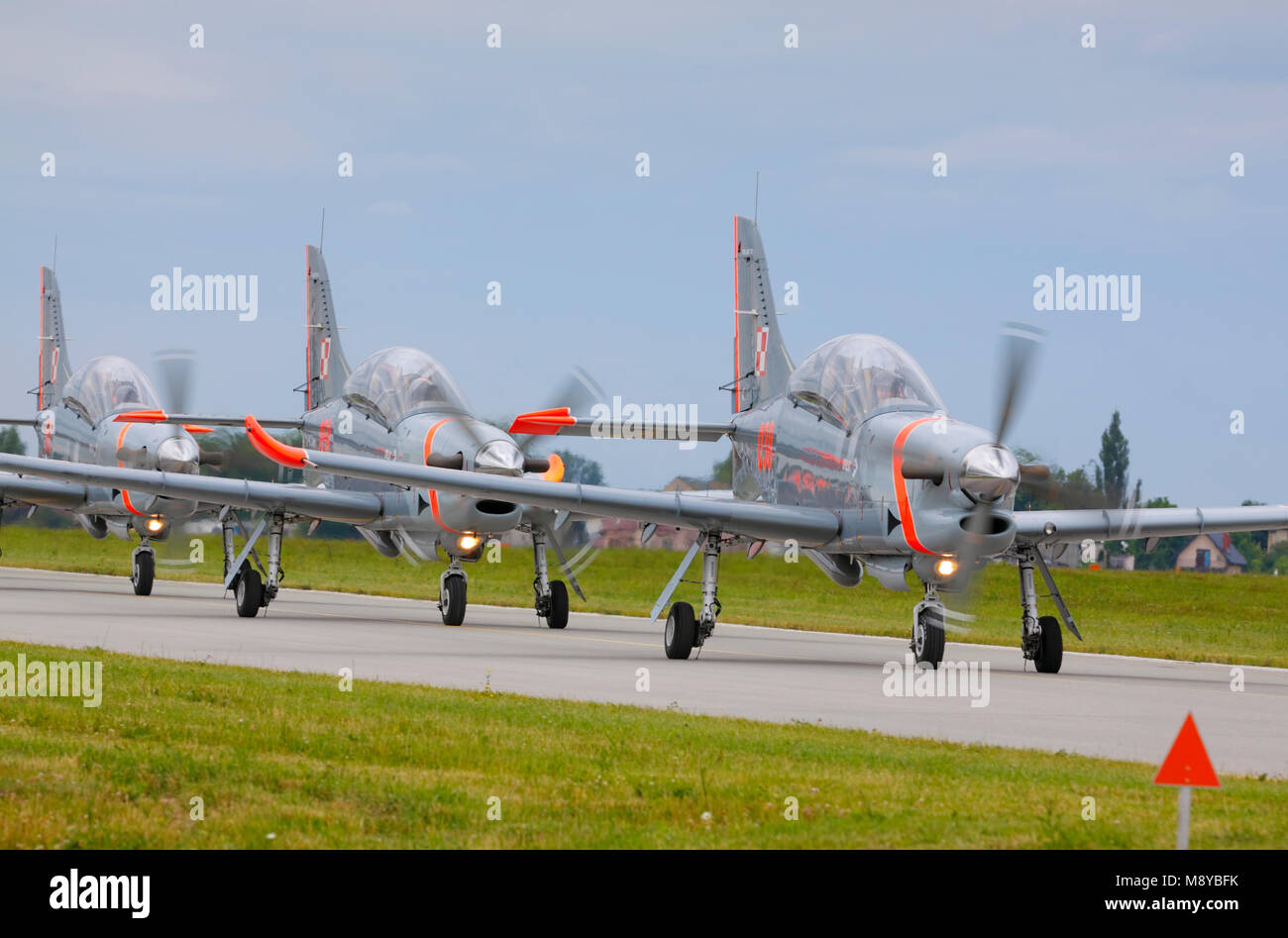 Die polnische Luftwaffe Orlik Kunstflug Team Parade auf der Piste während der International Air Show im 90. Jubiläumsjahr der polnischen Luftwaffe Akademie. Stockfoto