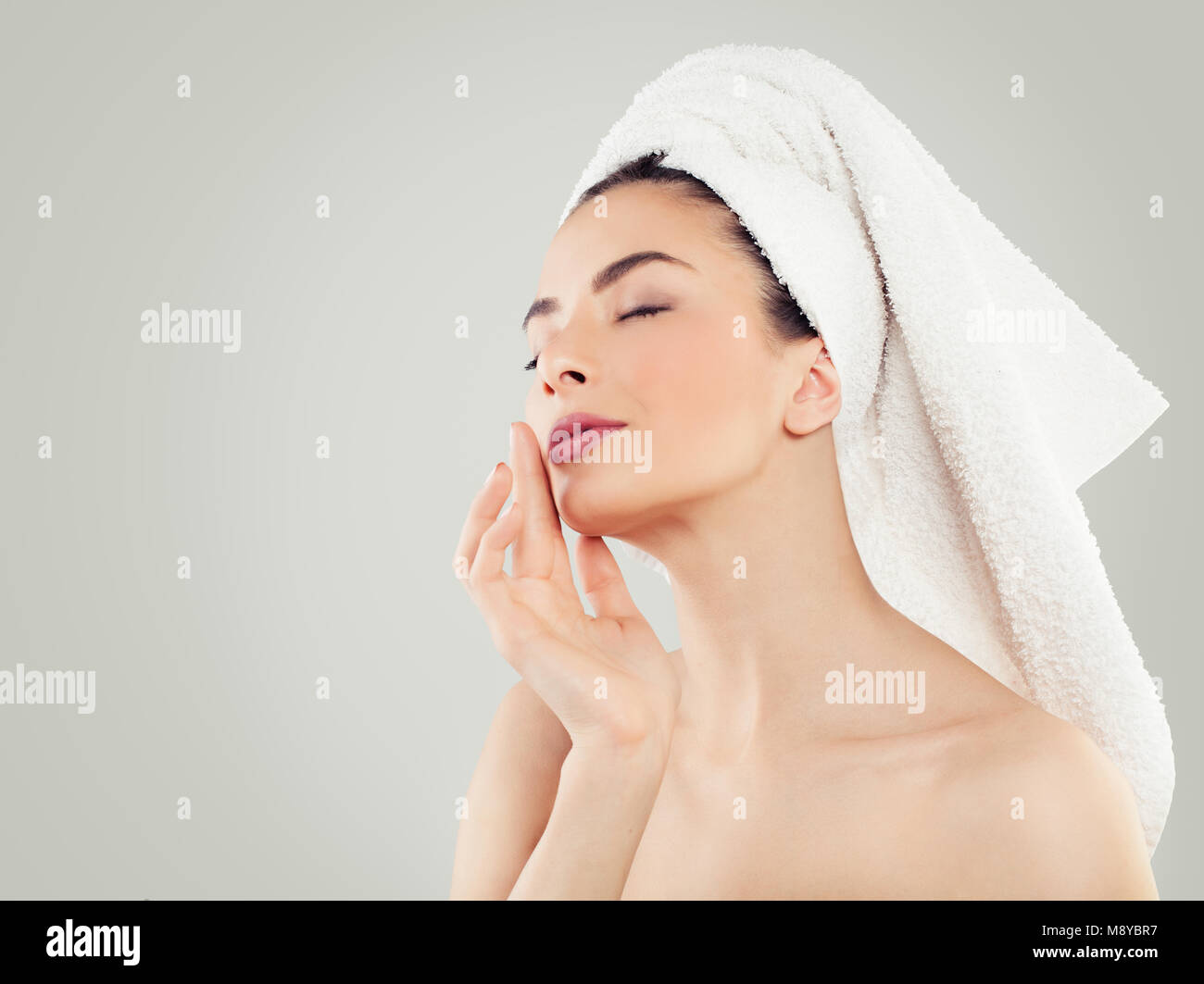 Wellness und Spa Beauty. Weibliche Modell Entspannung im Hintergrund. Gesunde Frau Gesicht, die Augen geschlossen. Stockfoto
