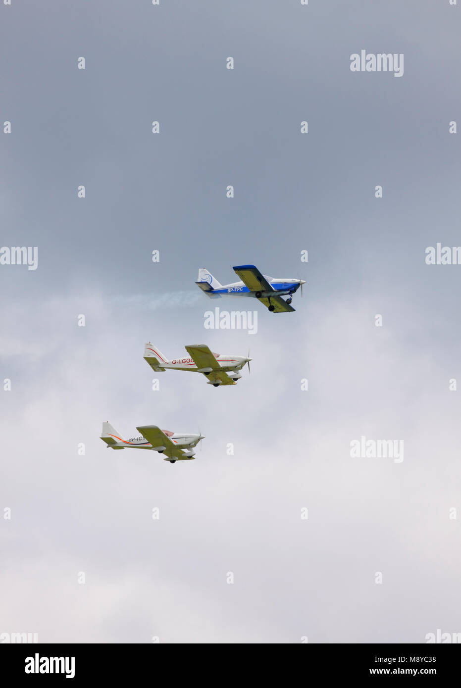 Drei Aero AT-3 über bewölkter Himmel fliegen während der International Air Show im 90. Jubiläumsjahr der polnischen Luftwaffe Akademie "Die Schule der Eaglets". Stockfoto