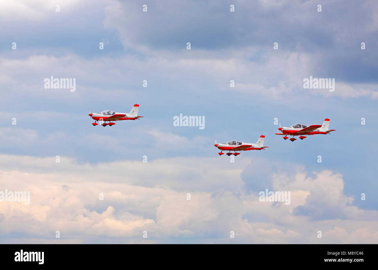 Die Zlin 242 L mit zwei Zlin 143 LSi fliegen über bewölkter Himmel während der International Air Show im 90. Jubiläumsjahr der polnischen Luftwaffe Akademie. Stockfoto