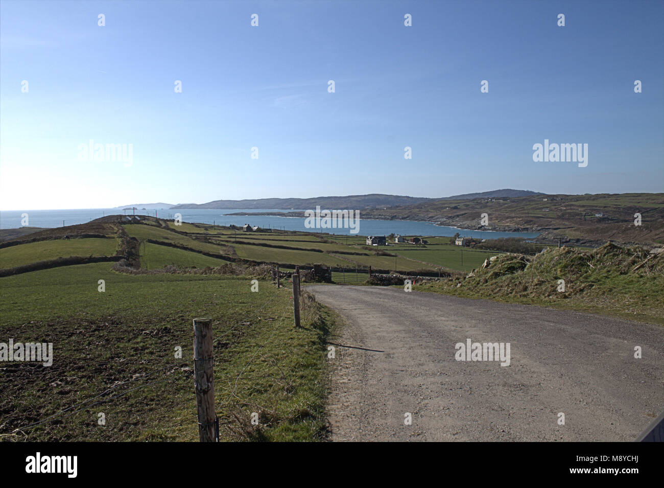 Blick über die irische Küste und die umliegende Landschaft von West Cork, Irland. Stockfoto