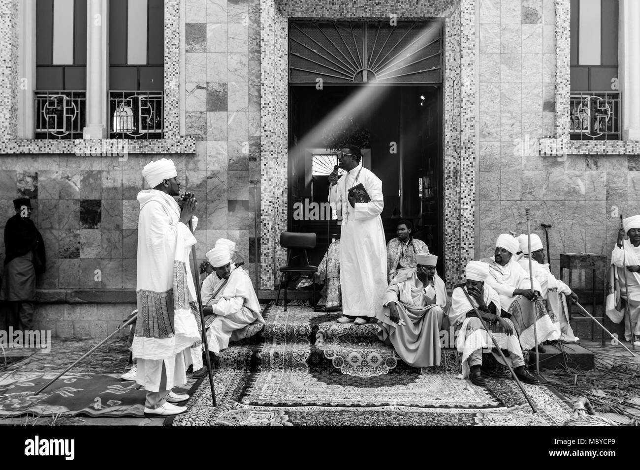 Eine Äthiopische Orthodoxe Christliche Priester gibt eine Predigt an Kidist Mariam Kirche während Timkat (Epiphanie) Feiern, Addis Abeba, Äthiopien Stockfoto