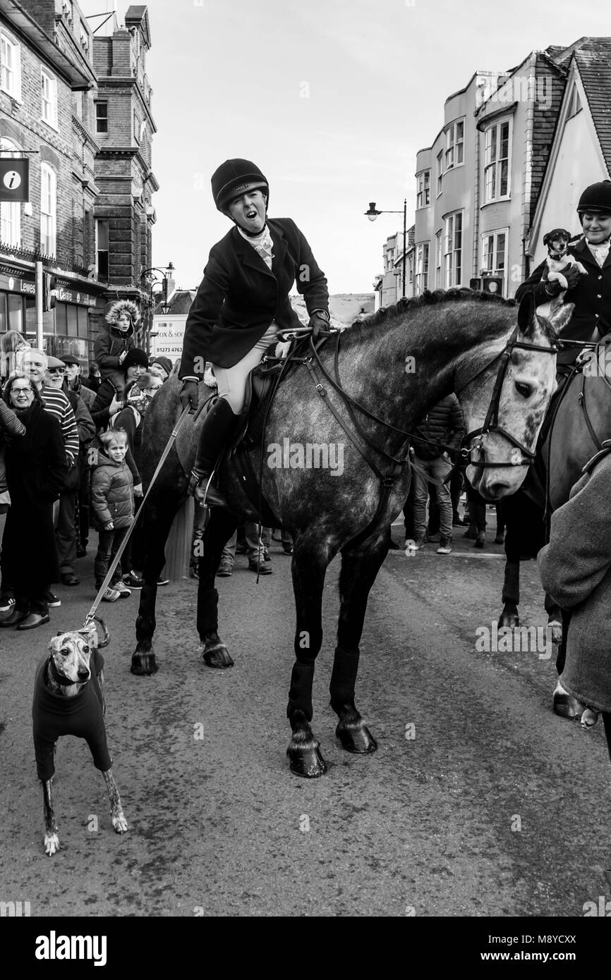 Jagd auf Mitglieder, die sich an einem Hund an der Rowan und Eridge Hunt's traditionellen Boxing Day treffen, High Street, Lewes, Sussex, UK Stockfoto