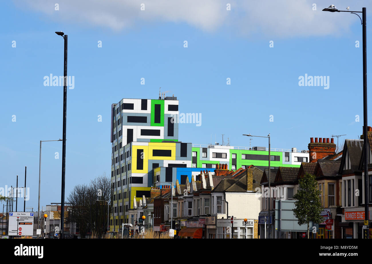Studentenunterkunft am University Square Campus in Southend am Sea Essex, mit geometrischen farbigen Verkleidungspaneelen. Mit Blick auf die Hotels Stockfoto