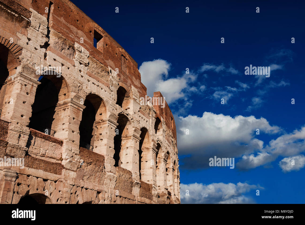 Kolosseum Innenring monumentale Arkaden mit blauen Himmel und Wolken in Rom Stockfoto