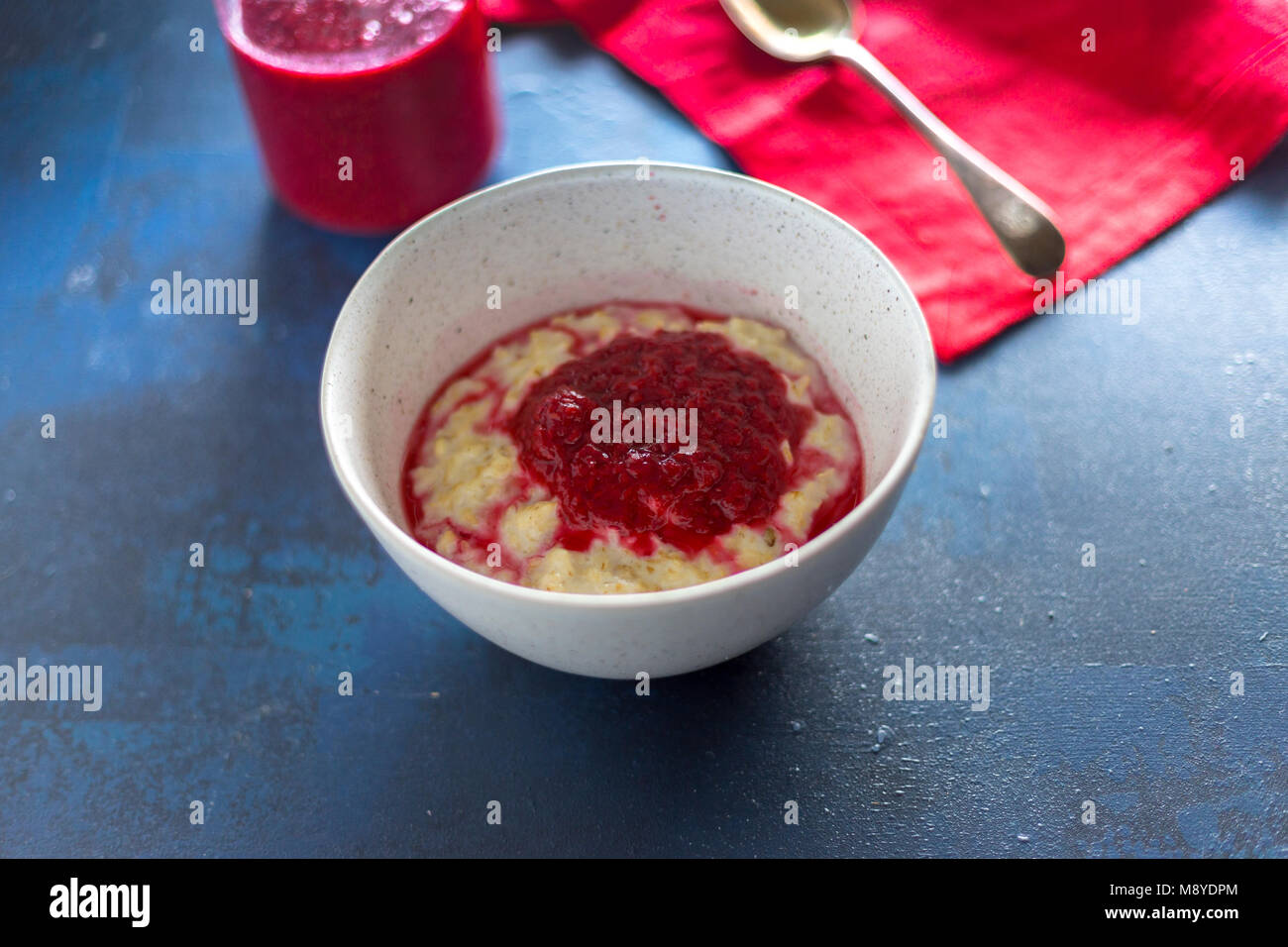Porridge Haferflocken mit Himbeersauce Stockfoto