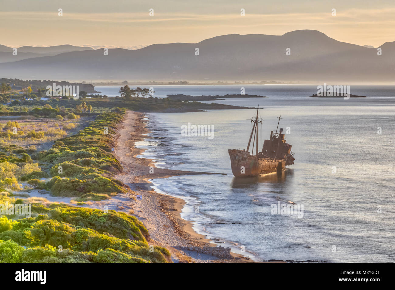 Rostigen Schiffswrack Dimitrios am frühen Morgen Licht auf Peloponnes Küste von Griechenland Stockfoto