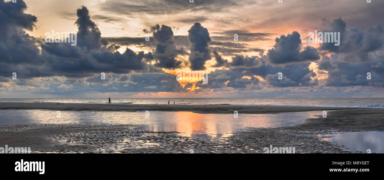 Blick auf den Sonnenuntergang über der Nordsee und Kanal in Zeeland, Niederlande Stockfoto