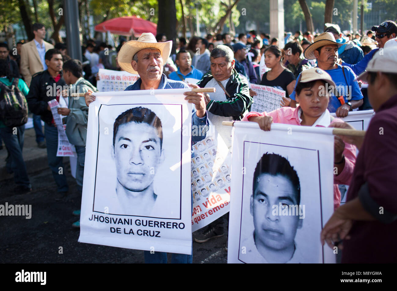 Die Familie der 43 fehlenden Ayotzinapa Normalista der Pädagogischen Hochschule in Iguala, Mexiko genommen wurden, führen zu einem Marsch durch Mexiko Stadt protestieren für Ihre Rückkehr in die 'Globale Aktionstag für Ayotzinapa" am Mittwoch, 23. Oktober 2014. Wurden drei Studenten getötet und 43 weitere haben fehlt seit September 26, 2014. Der Bürgermeister und seine Frau waren der Bestellung der Entführungen und Tötungen beschuldigt. Die lokale Polizei waren auch in der Zusammenarbeit mit der guerreros Unidos Kartell in den Verbrechen beschuldigt. Stockfoto