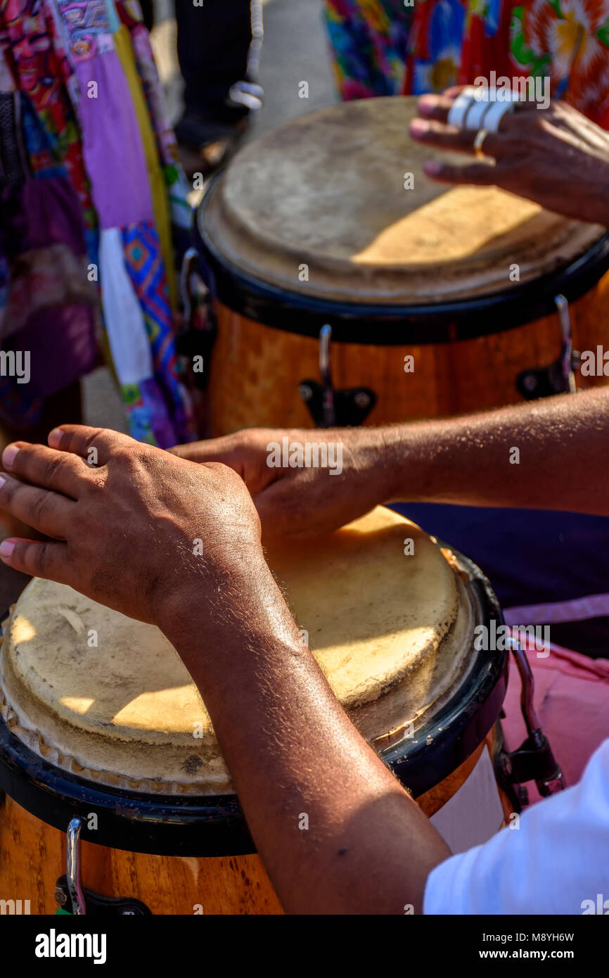 Schlagzeuger spielen atabaque während Folk samba Performance auf den Straßen von Rio de Janeiro Stockfoto