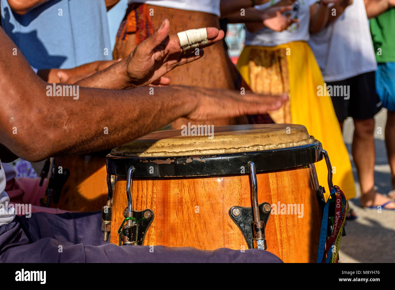 Schlagzeuger spielen atabaque während Folk samba Performance auf den Straßen von Rio de Janeiro Stockfoto