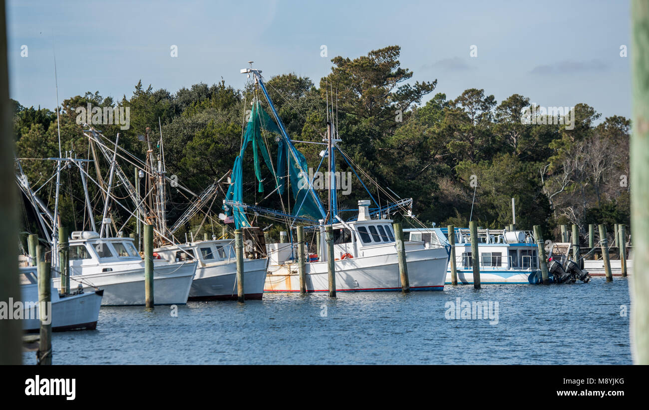 Hölzerne Fischerboote bei Piers an der Küste von North Carolina mit Stützen und Netze Stockfoto