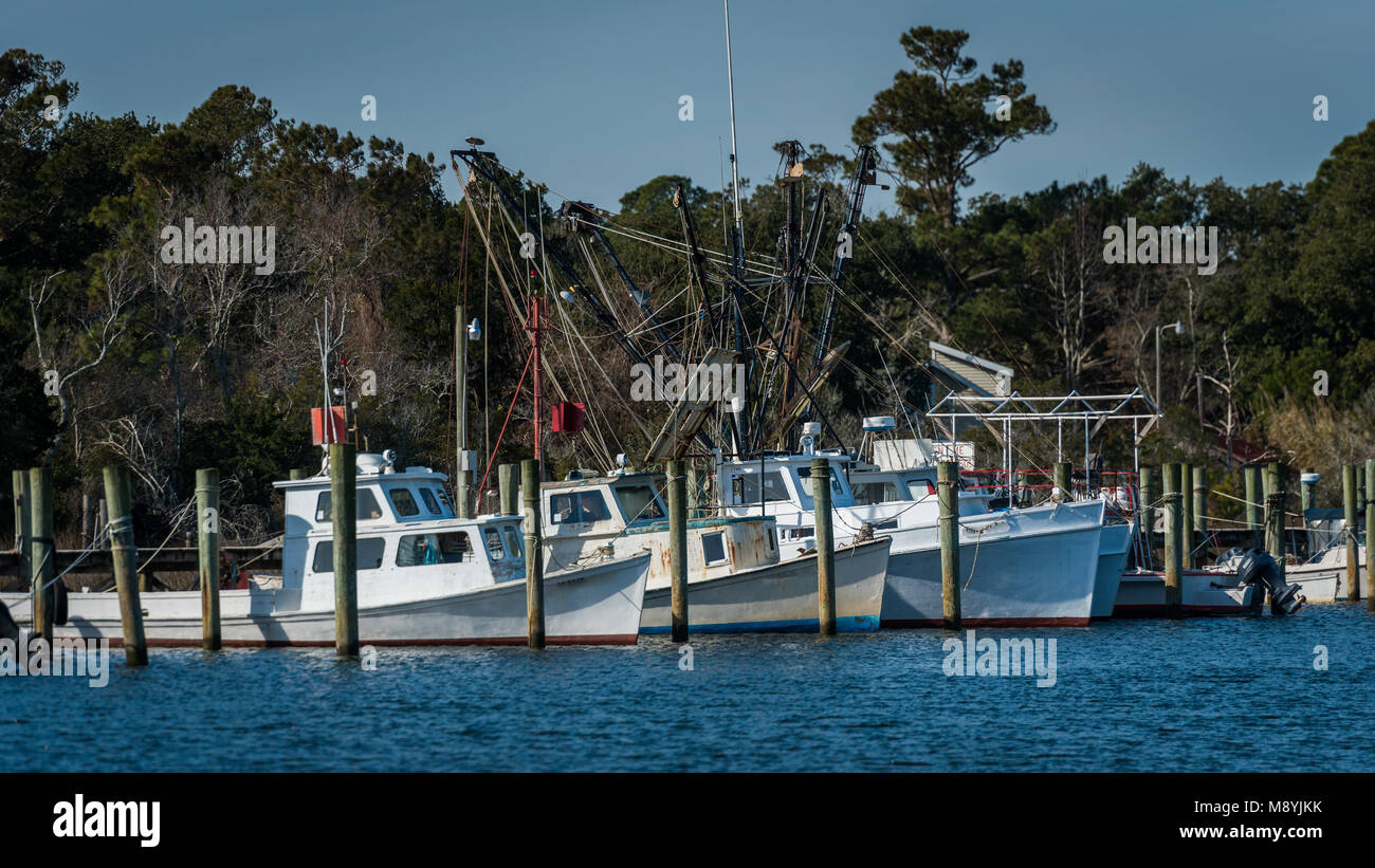 Hölzerne Fischerboote bei Piers an der Küste von North Carolina mit Stützen und Netze Stockfoto