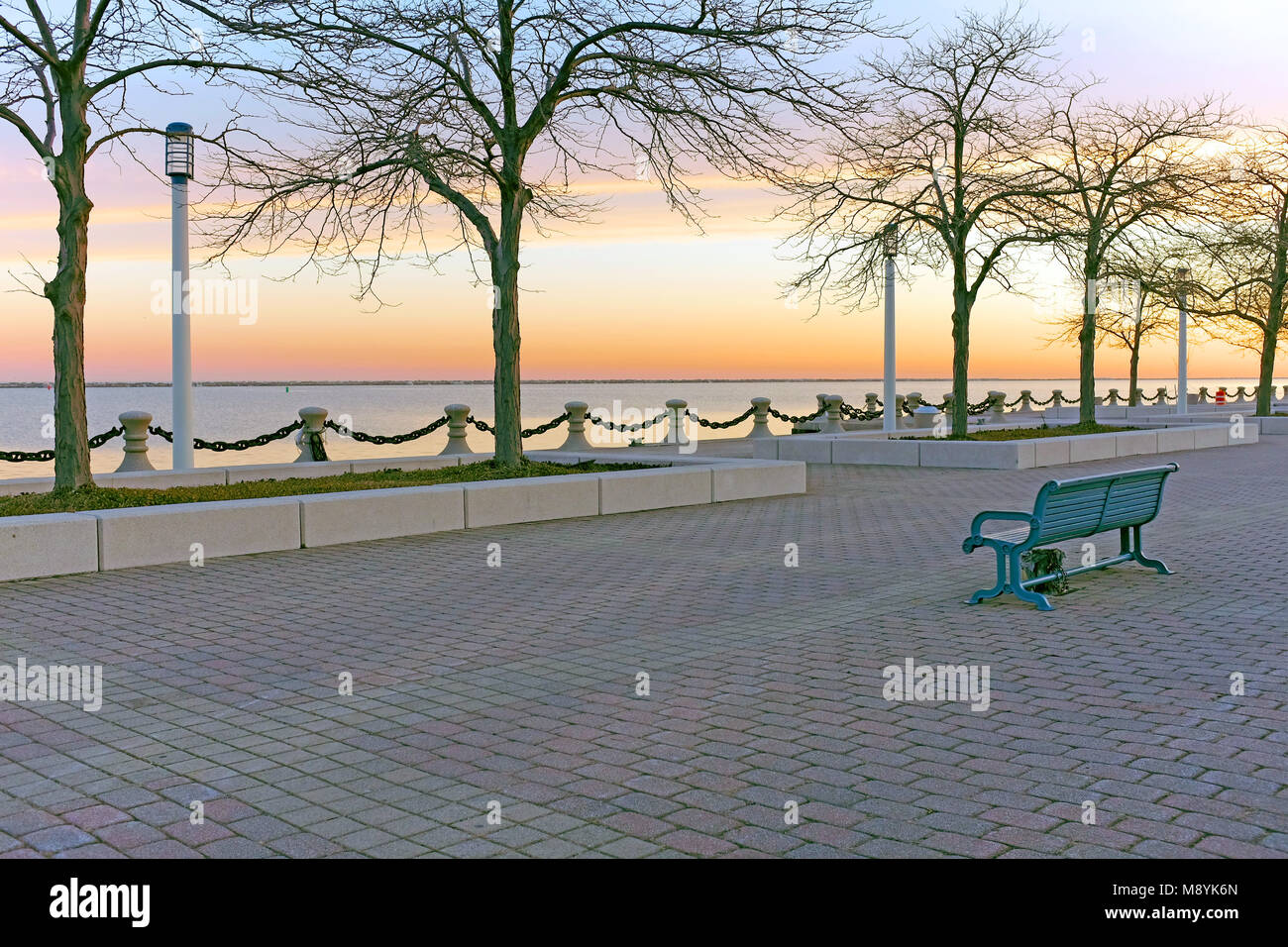 Die Morgen Sonne über Lake Erie ab Voinovich Bicentennial Park in der Innenstadt von Cleveland, Ohio, USA gesehen. Stockfoto