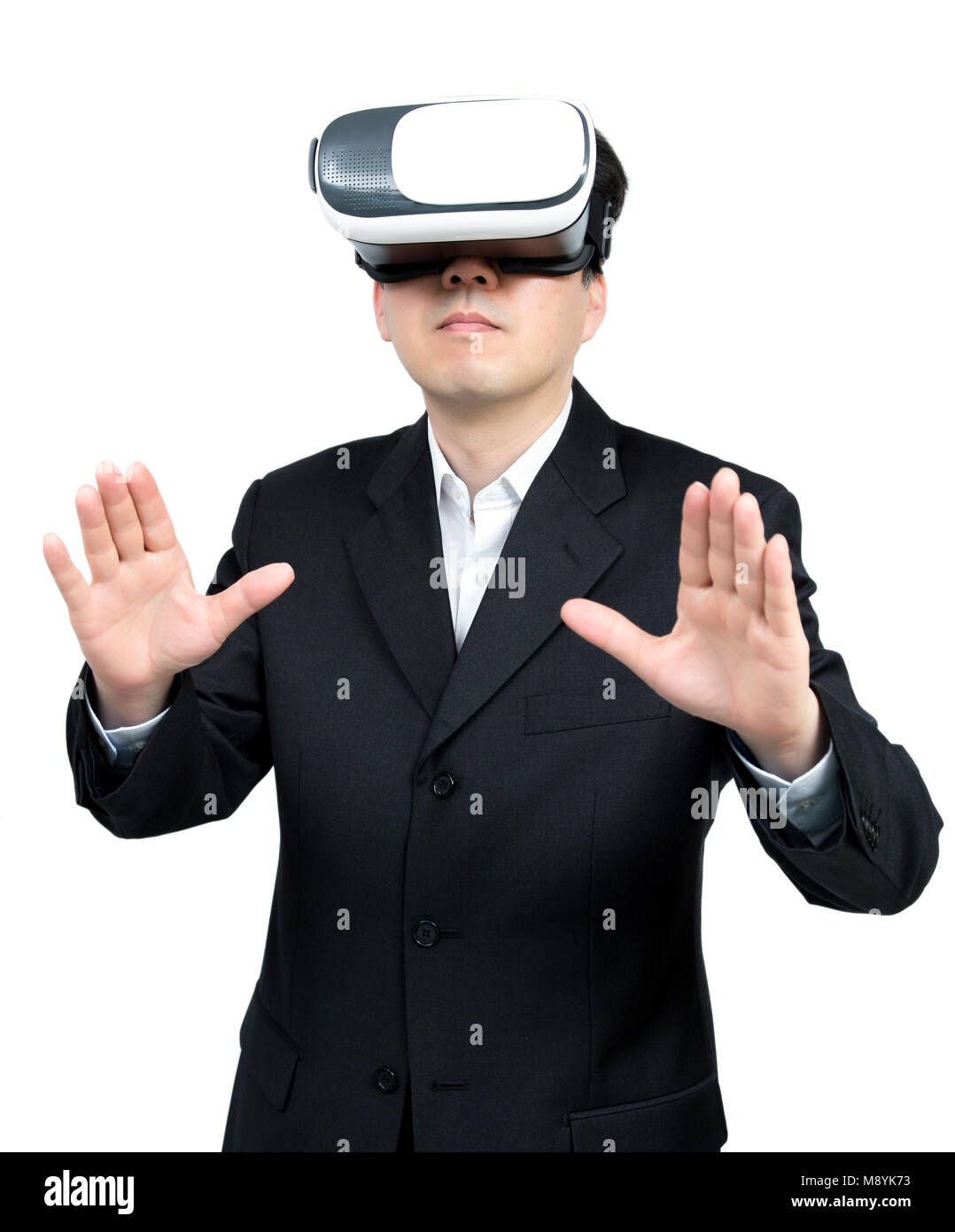 Der Geschäftsmann, der in einer formalen Verschleiß und Virtual reality Brillen. Stockfoto