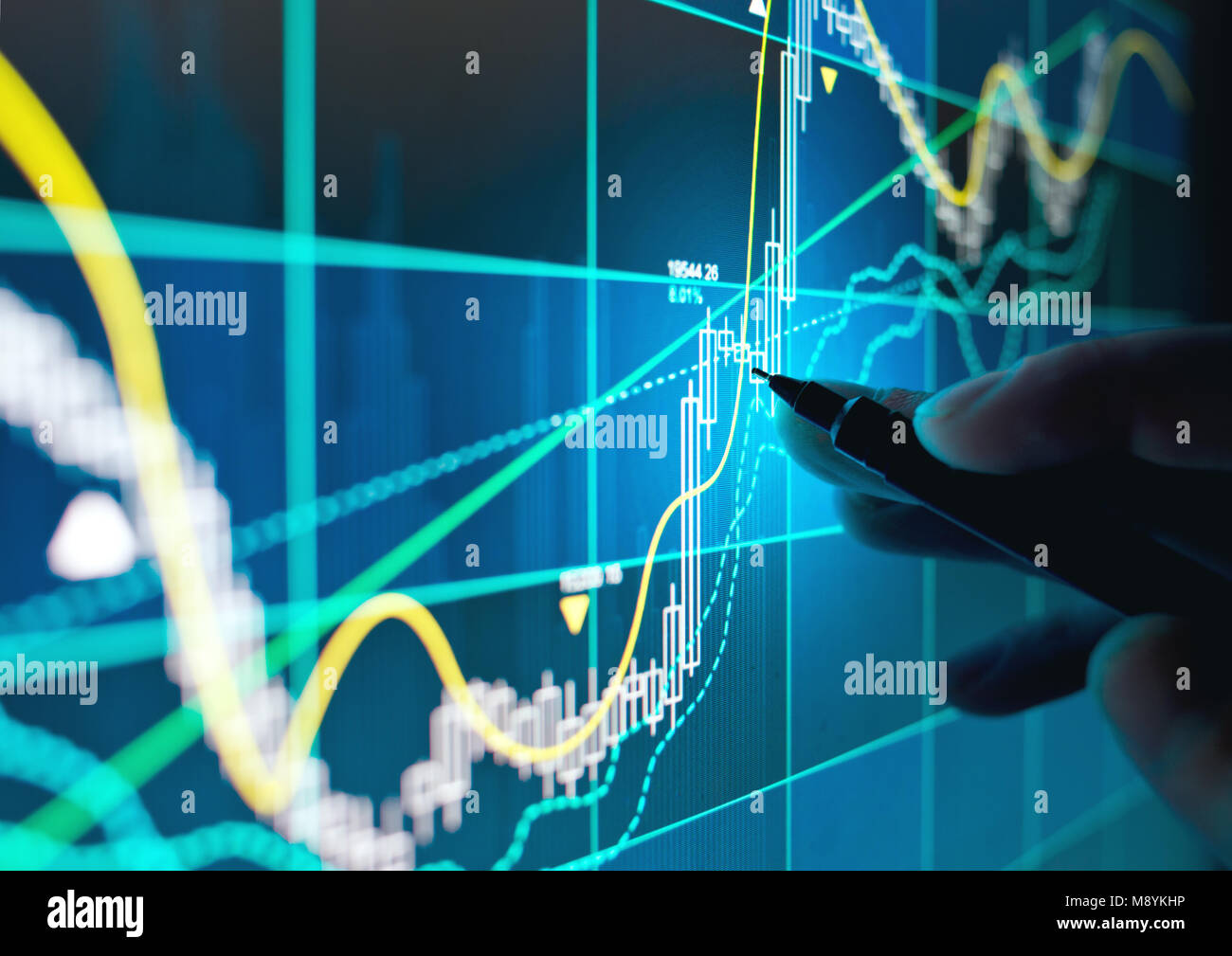 Ein Geschäftsmann, der die technische Bewegung einer Aktie Chart auf einem Bildschirm. Stockfoto