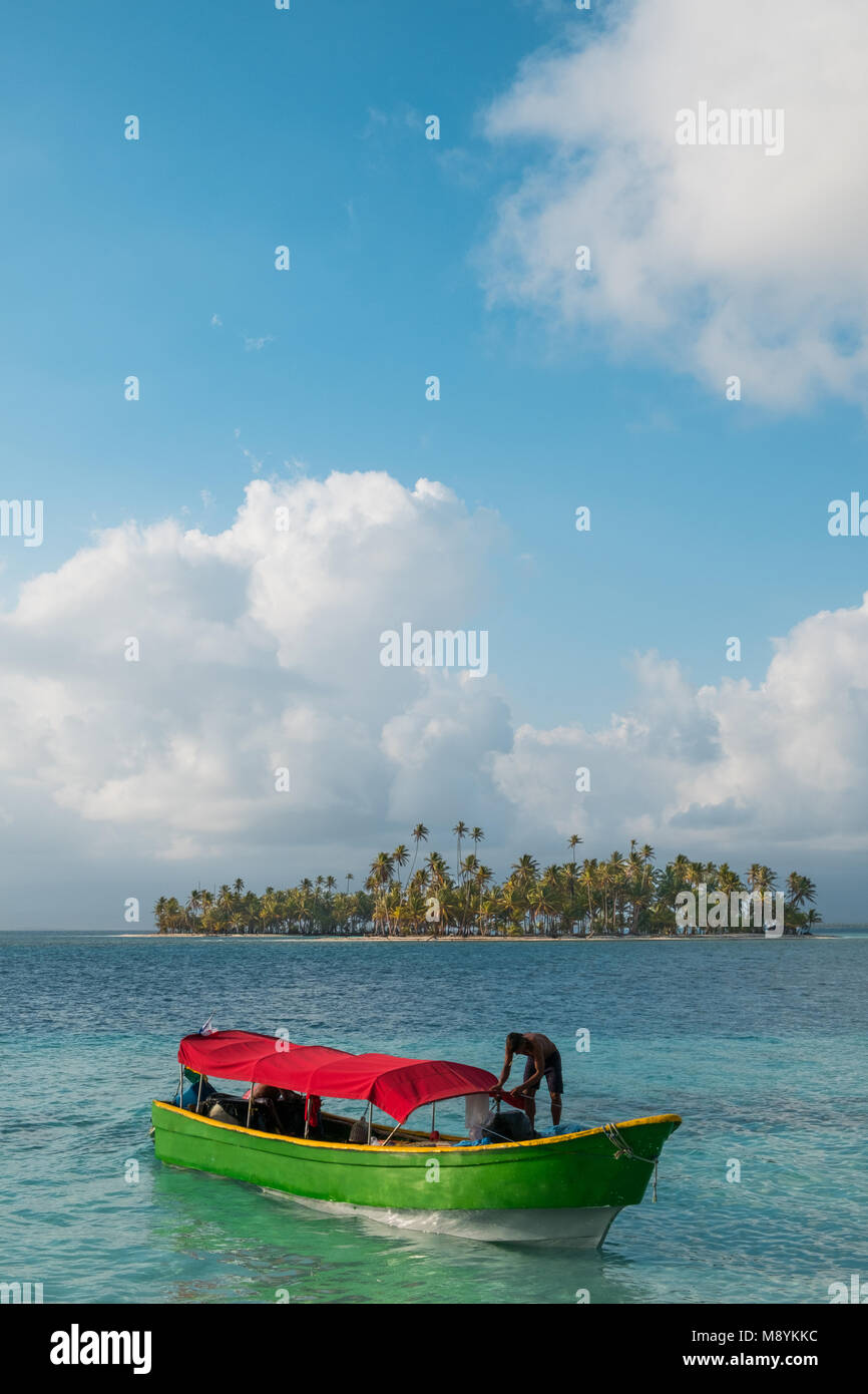 Die Menschen auf dem Boot in der Nähe der einsamen Insel - San Blas Inseln, Panama Stockfoto