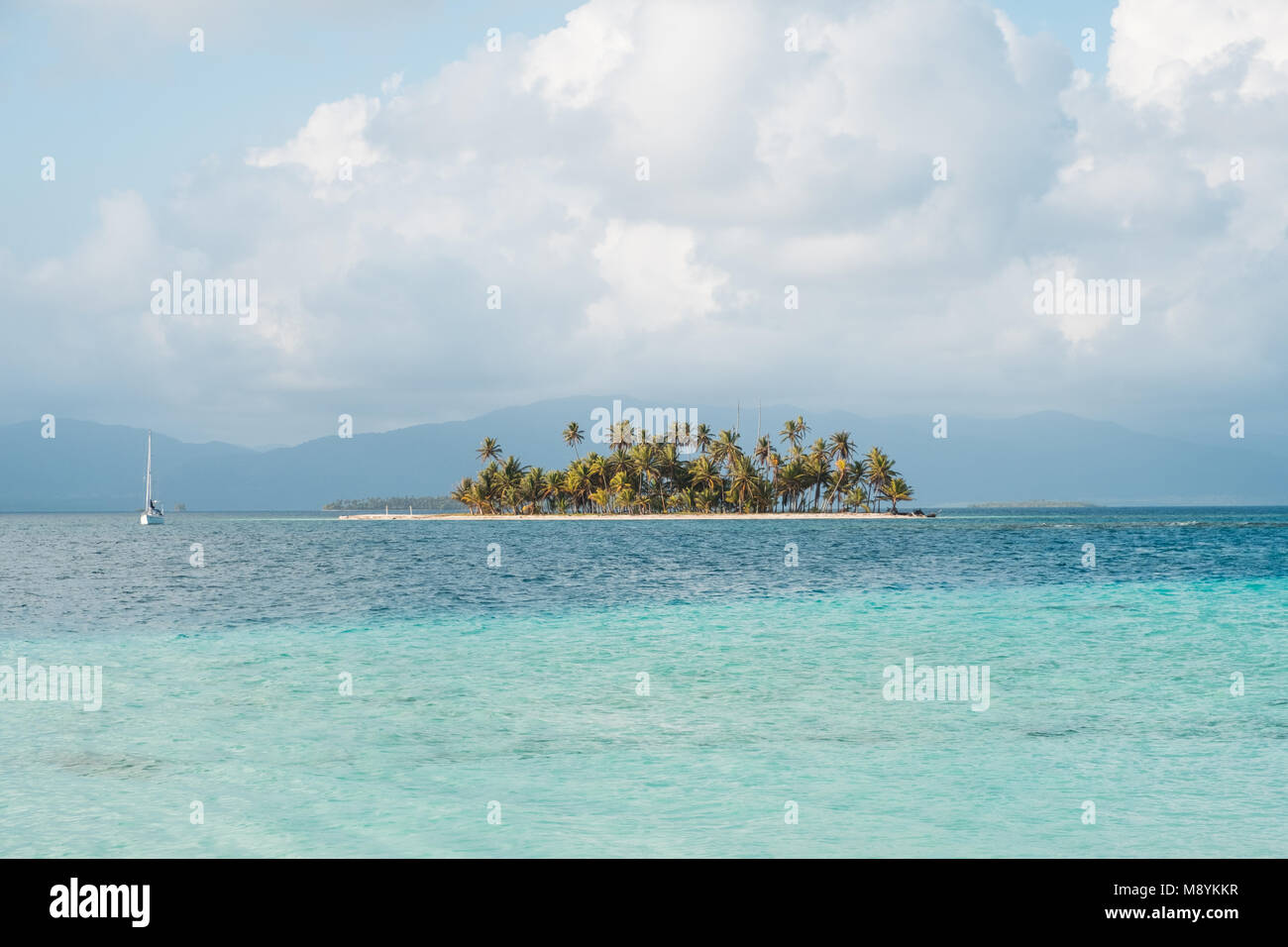 Kleine Insel und Segelboot - San Blas Inseln, Guna Yala, Panama Stockfoto