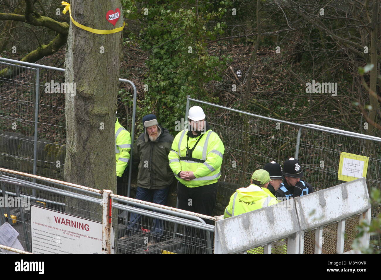 Sheffield umstrittene Baum Einschlag. Demonstrant im Inneren Barriere auf rivelin Valley Road mit massiven Polizeiaufgebot Stockfoto