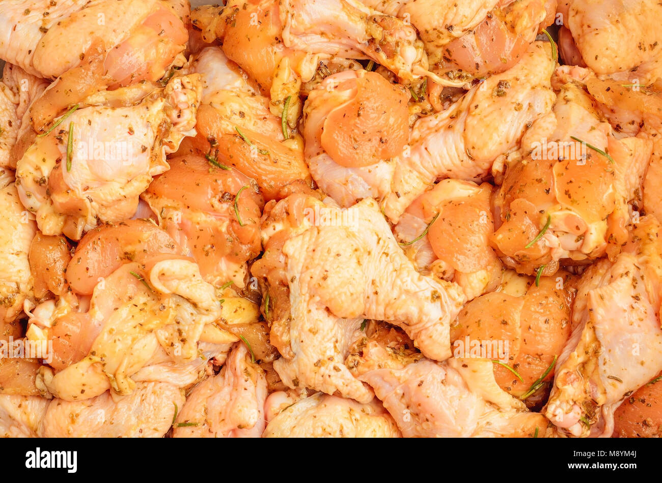 Erfahrene rohem Huhn Stücke. Hühnerkeule, gesalzen, bereit für den Grill. Stockfoto