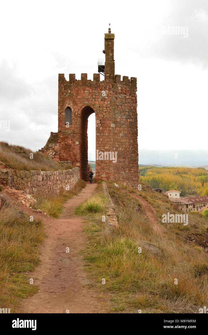 Eingang zum Schloss von der Stadt Ayllon Wiege der Roten Dörfer neben der schönen mittelalterlichen Stadt in Segovia. Architektur Landschaften Stockfoto