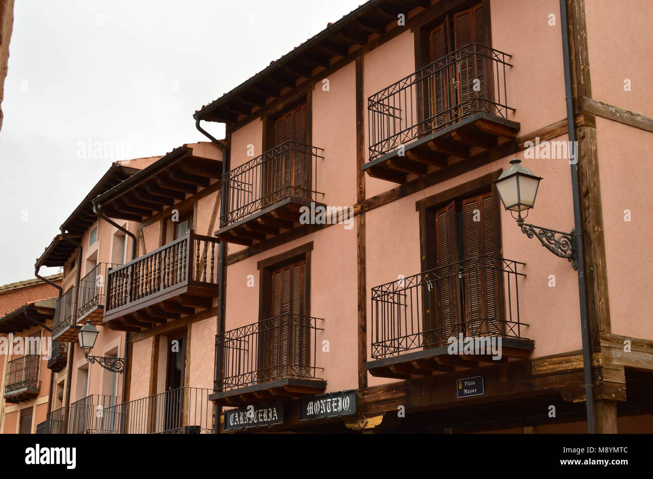 Alte Häuser in der Stadt von ayllon Wiege der Roten Dörfer neben der schönen mittelalterlichen Stadt in Segovia. Architektur Landschaften Reisen R Stockfoto