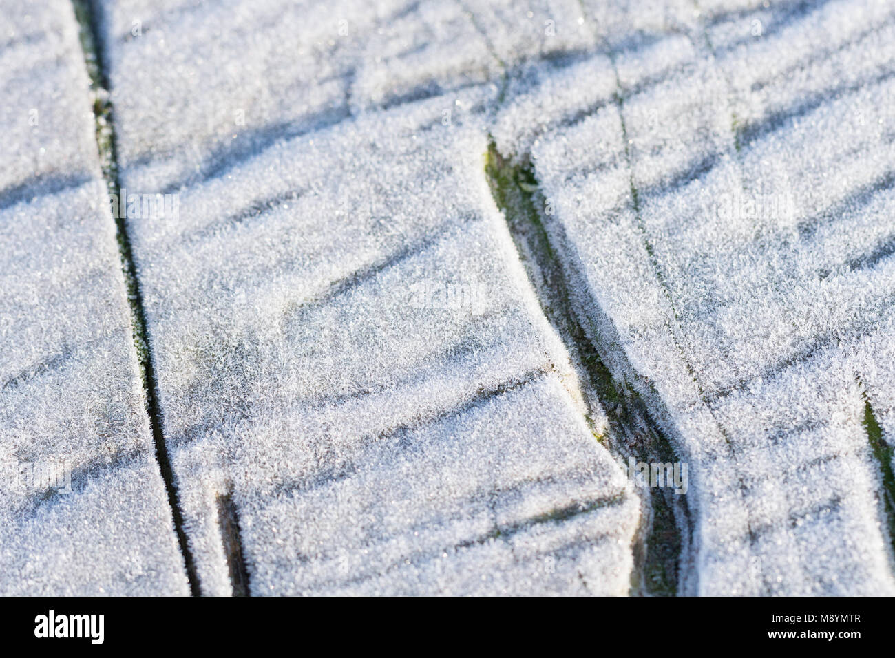 Makro Bild von Frost auf einer Holzbank Stockfoto