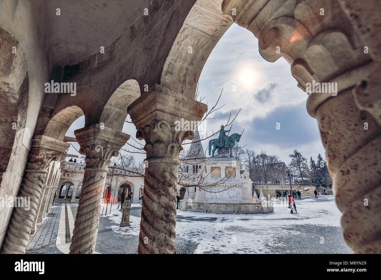 Blick auf die Statue von Stephan I. von Ungarn von der Fischerbastei. Historischer Teil der Stadt Budapest, Ungarn. Winter Tag. Stockfoto