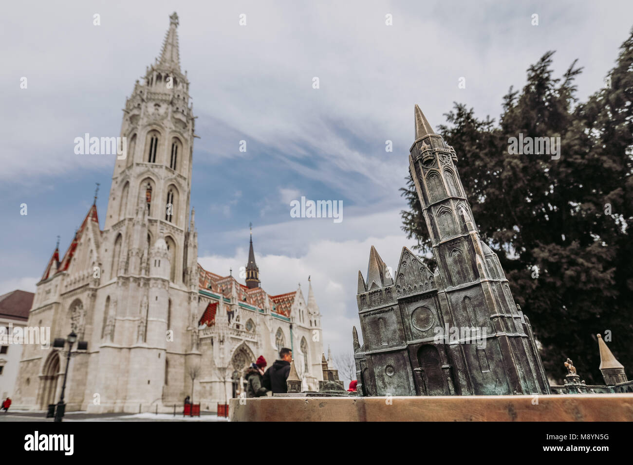 Budapest, Ungarn. St. Matthias Kirche im alten Teil der Stadt, Buda Castle Hill. Reales Objekt und das Modell der Kirche. Stockfoto