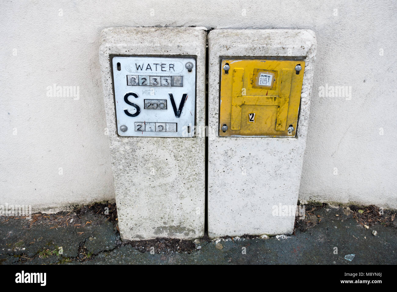 Wasser Schleuse Ventil und Wasser hydrant Marker, Vereinigtes Königreich Stockfoto