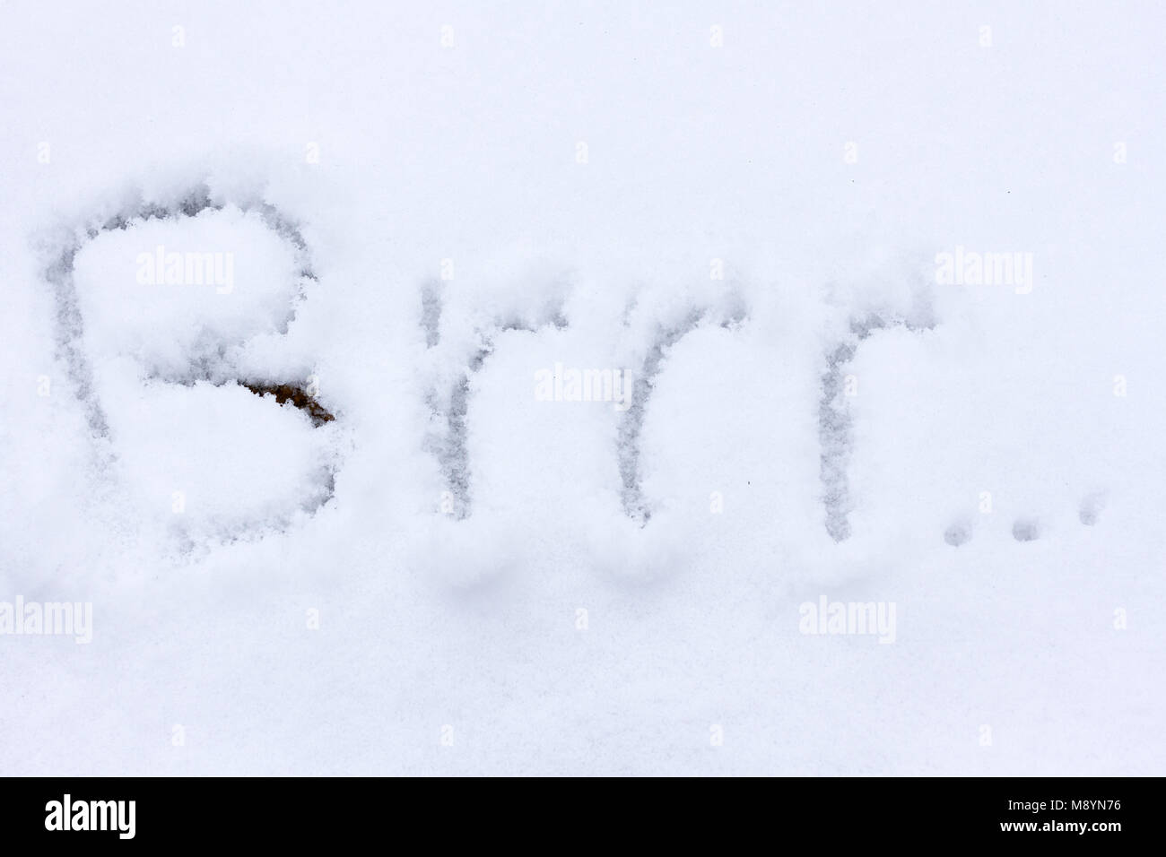 Das Wort brrr im Schnee geschrieben Stockfoto