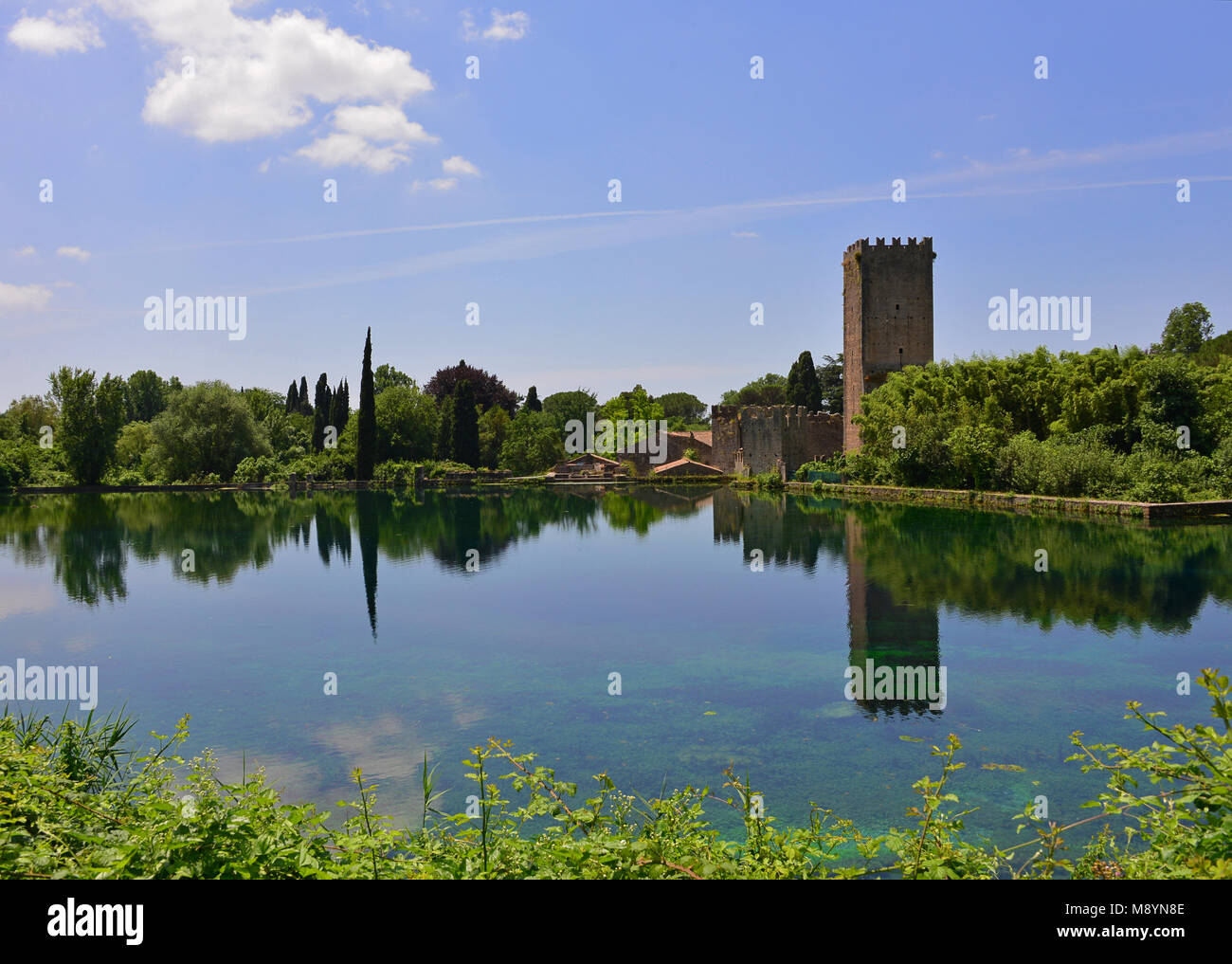 Garten von Ninfa - ein Naturdenkmal mit mittelalterlichen Ruinen in Stein, Blumen Park und ein ehrfürchtiges Torrent mit wenig fallen. Provinz Latina, Italien Stockfoto