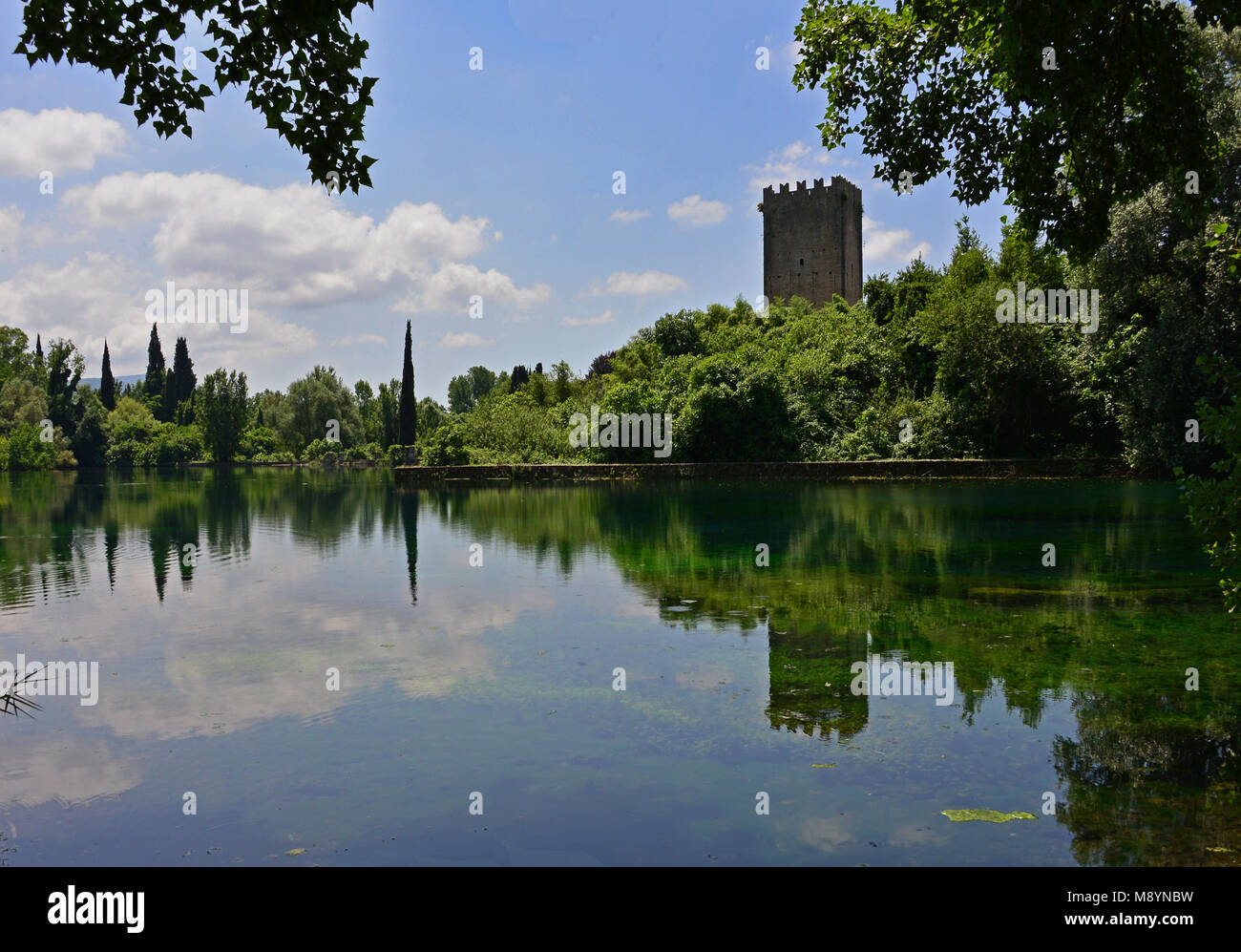 Garten von Ninfa - ein Naturdenkmal mit mittelalterlichen Ruinen in Stein, Blumen Park und ein ehrfürchtiges Torrent mit wenig fallen. Provinz Latina, Italien Stockfoto