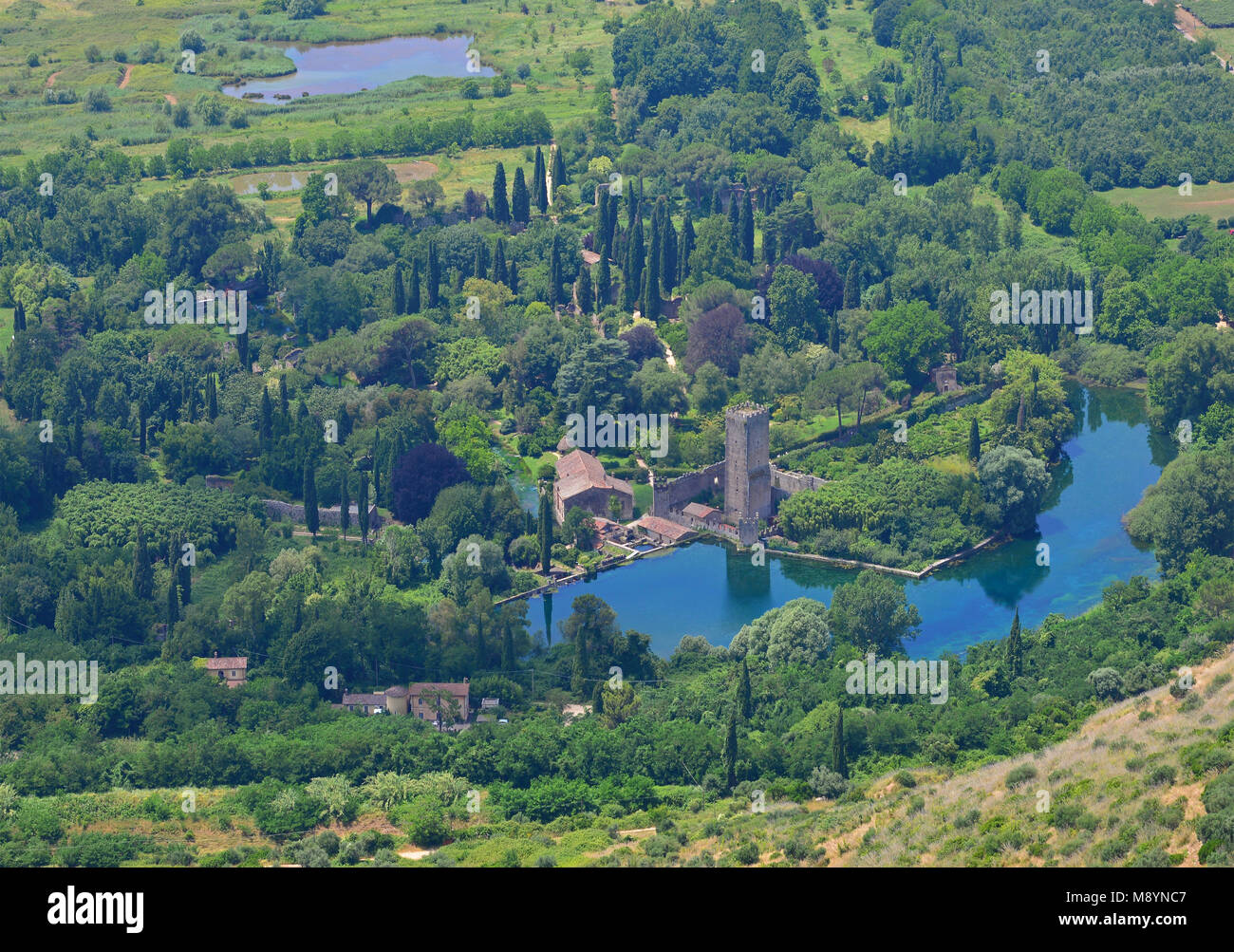 Garten von Ninfa - ein Naturdenkmal mit mittelalterlichen Ruinen in Stein, Blumen Park und ein ehrfürchtiges Torrent mit wenig fallen. Provinz Latina, Italien Stockfoto