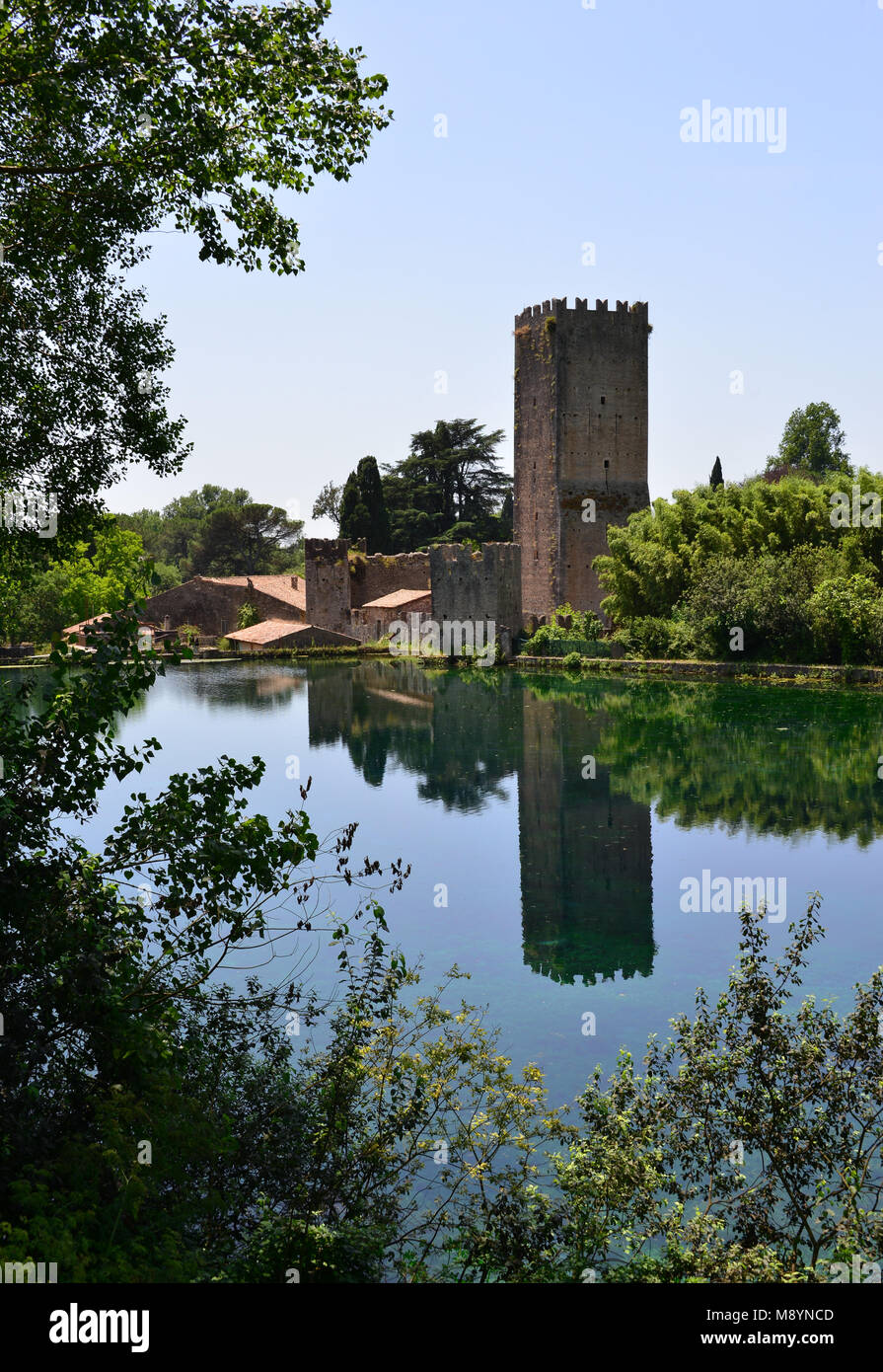 Garten von Ninfa - ein Naturdenkmal mit mittelalterlichen Ruinen in Stein, Blumen Park und ein ehrfürchtiges Torrent mit wenig fallen. Provinz Latina, Italien Stockfoto