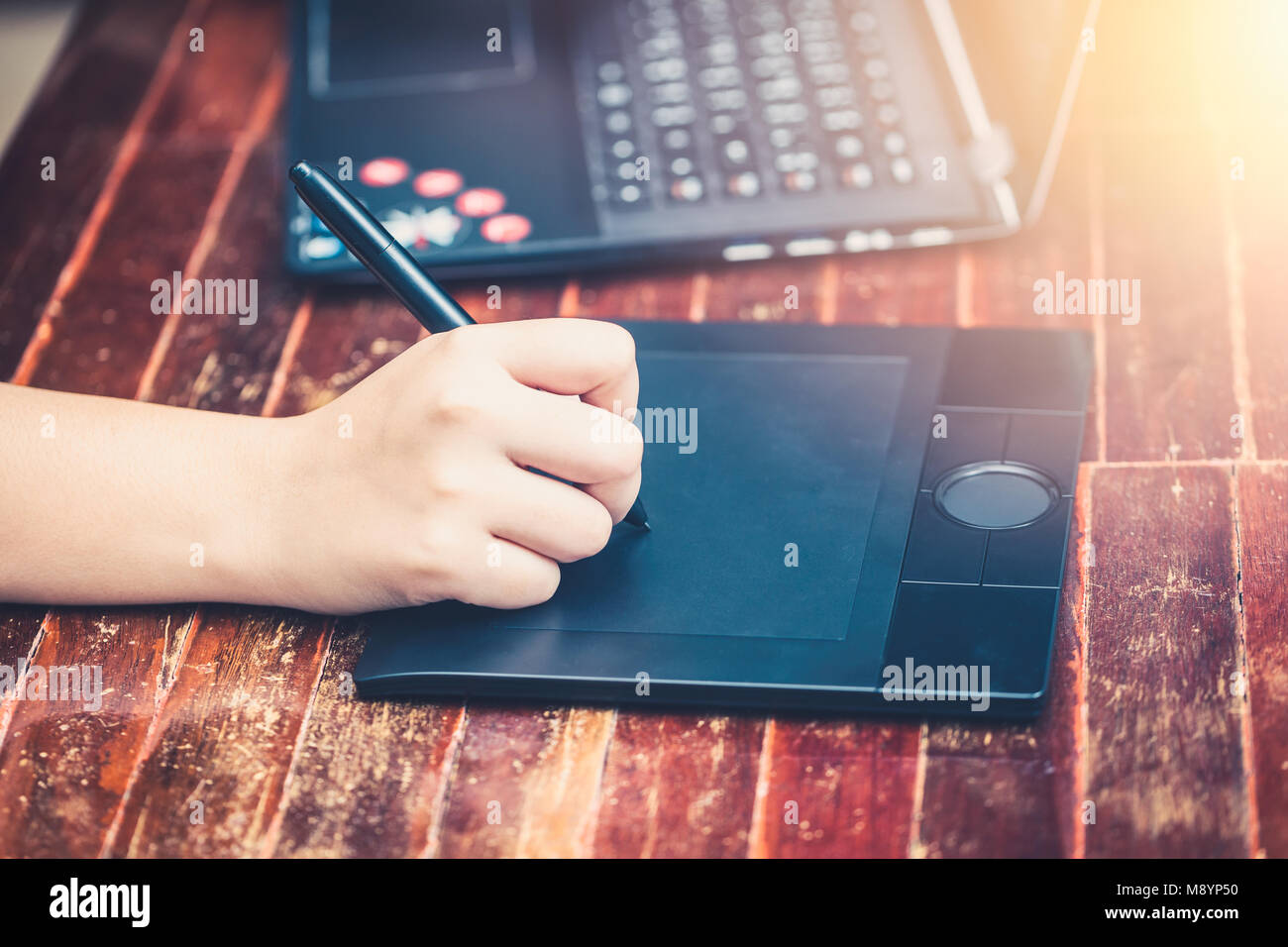 Digital Artist mit Stylus Pen für die Arbeit mit Computer Laptop Stockfoto