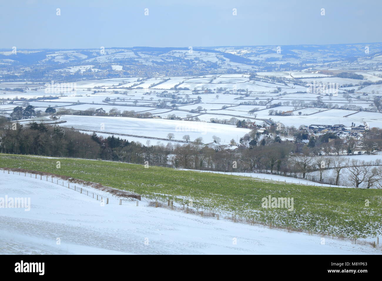 Panoramablick von Ax Tal in East Devon Gebiet von außergewöhnlicher natürlicher Schönheit mit Schnee bedeckt Stockfoto