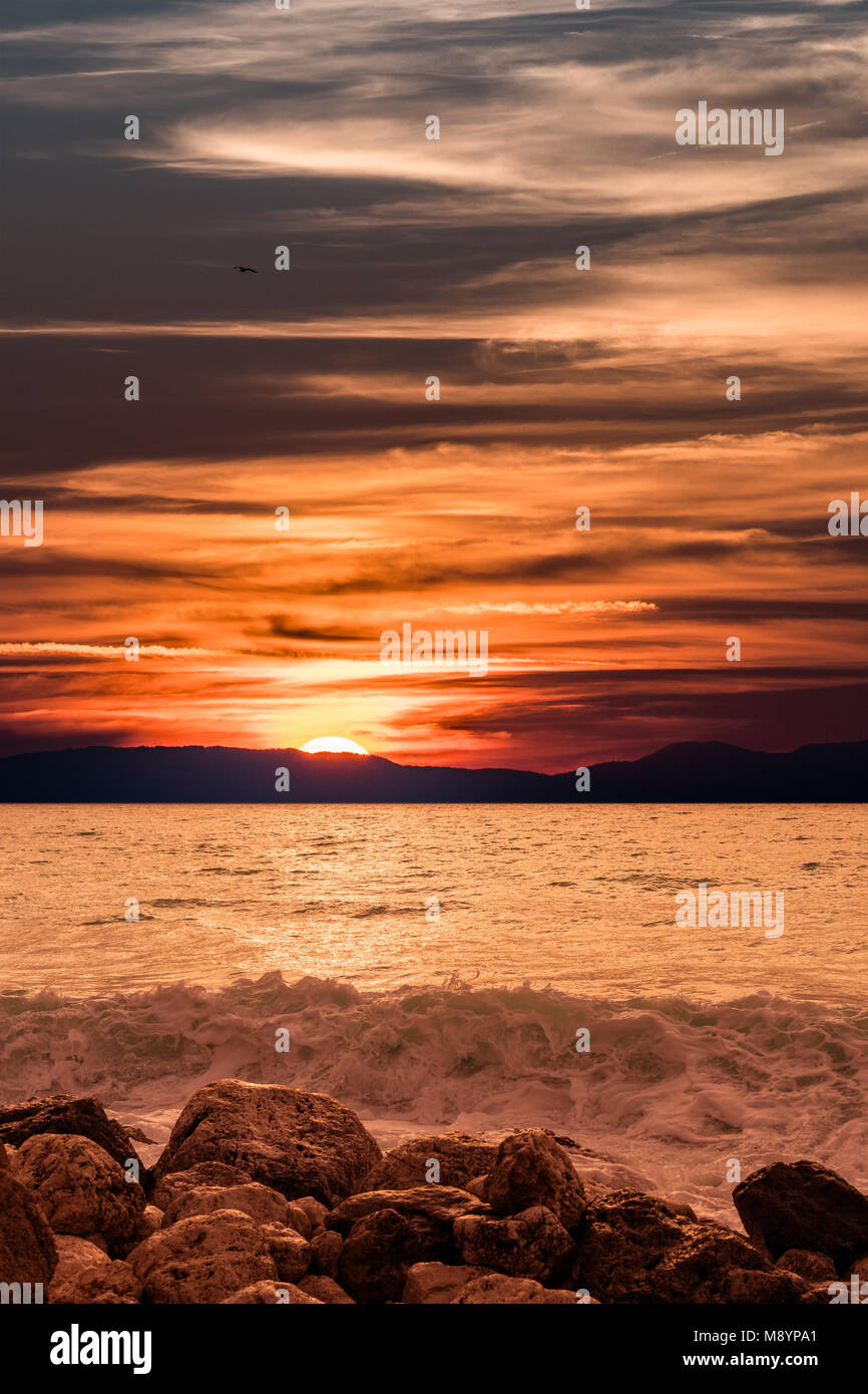 Schönen Meer Sonnenuntergang, mit Sonne hinter den Bergen Stockfoto
