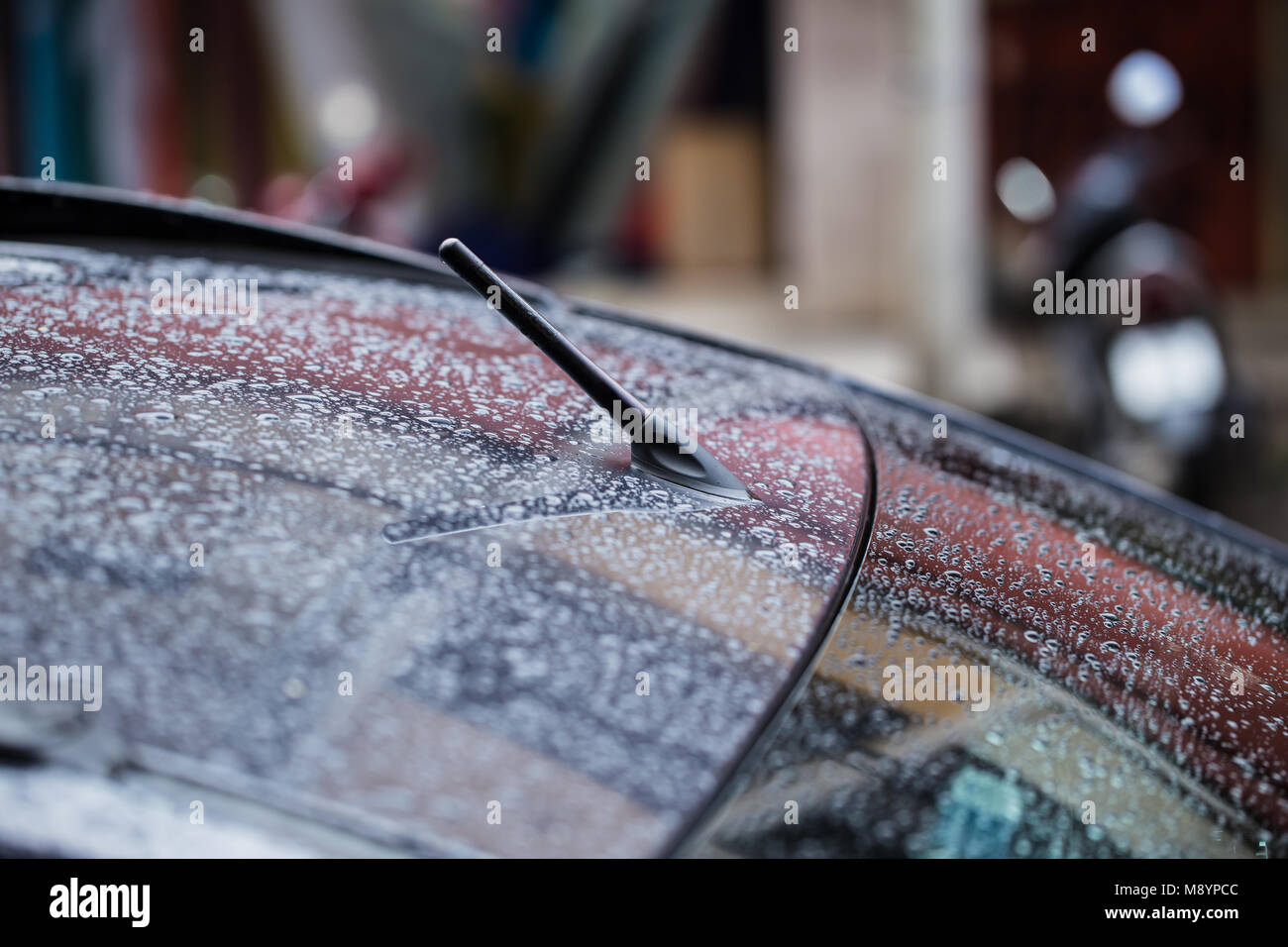Auto radio Antenne FM-BIN in nassen Dach regnet Stockfotografie - Alamy