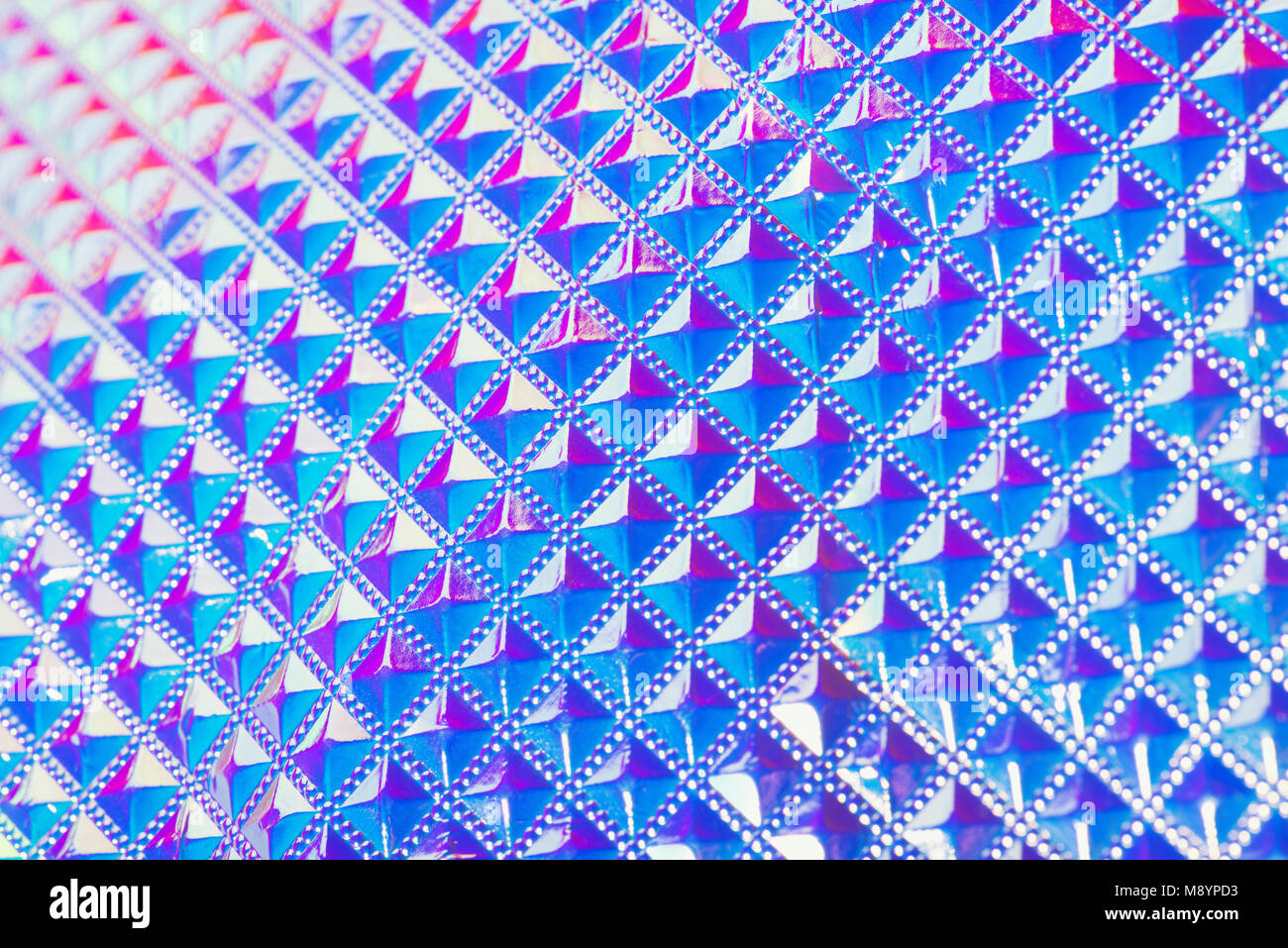 Holographische UV-Glitter geometrische Kulisse. Stilisierte Schlange oder Fisch oder Meerjungfrau Skalen mit blau rosa Farbverlauf. Moderne 80s 90s Trends Hintergrund Stockfoto