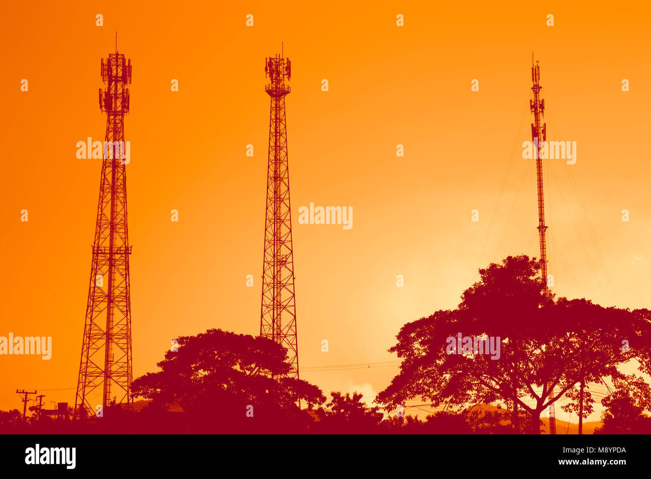 Silhouette der Telekommunikation signal Radio Tower auf Orange Sky Stockfoto