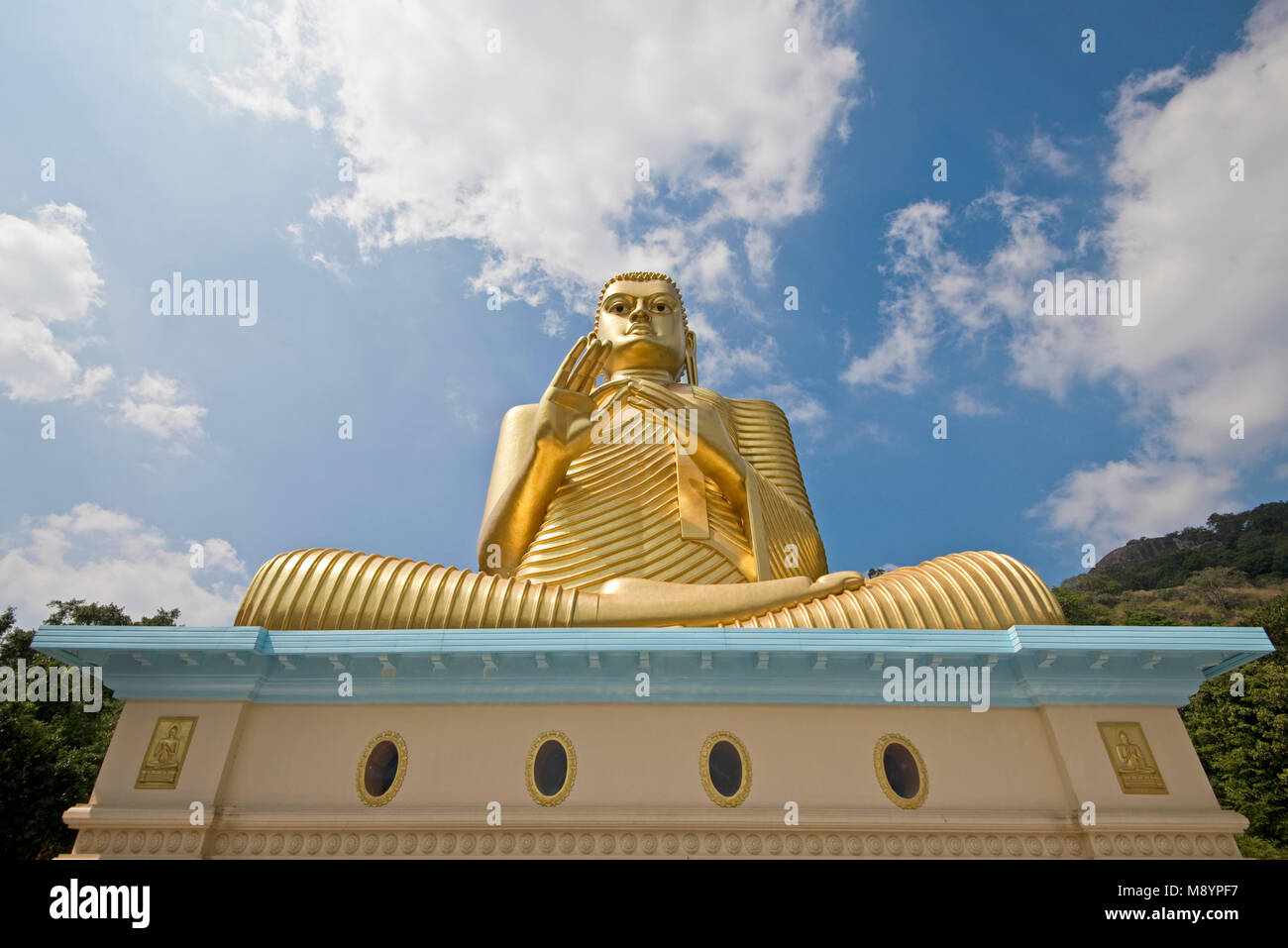 Der goldene Buddha auf der Oberseite der Goldene Tempel von Dambulla, Sri Lanka, an einem sonnigen Tag mit blauen Himmel. Stockfoto