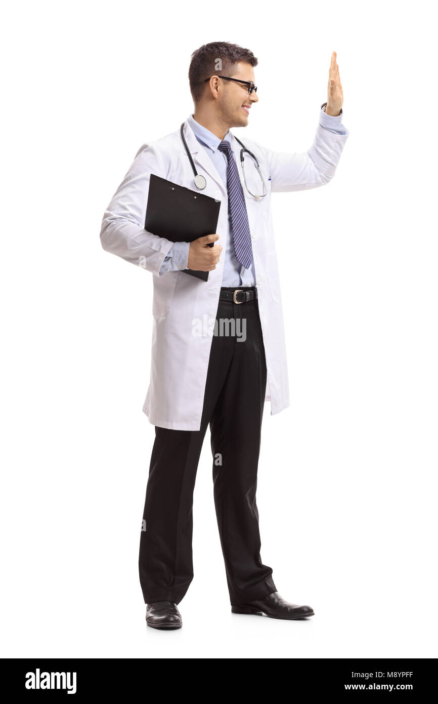 Volle Länge Profil geschossen von einem Arzt mit einer Zwischenablage eine hohe - fünf Geste auf weißem Hintergrund Stockfoto