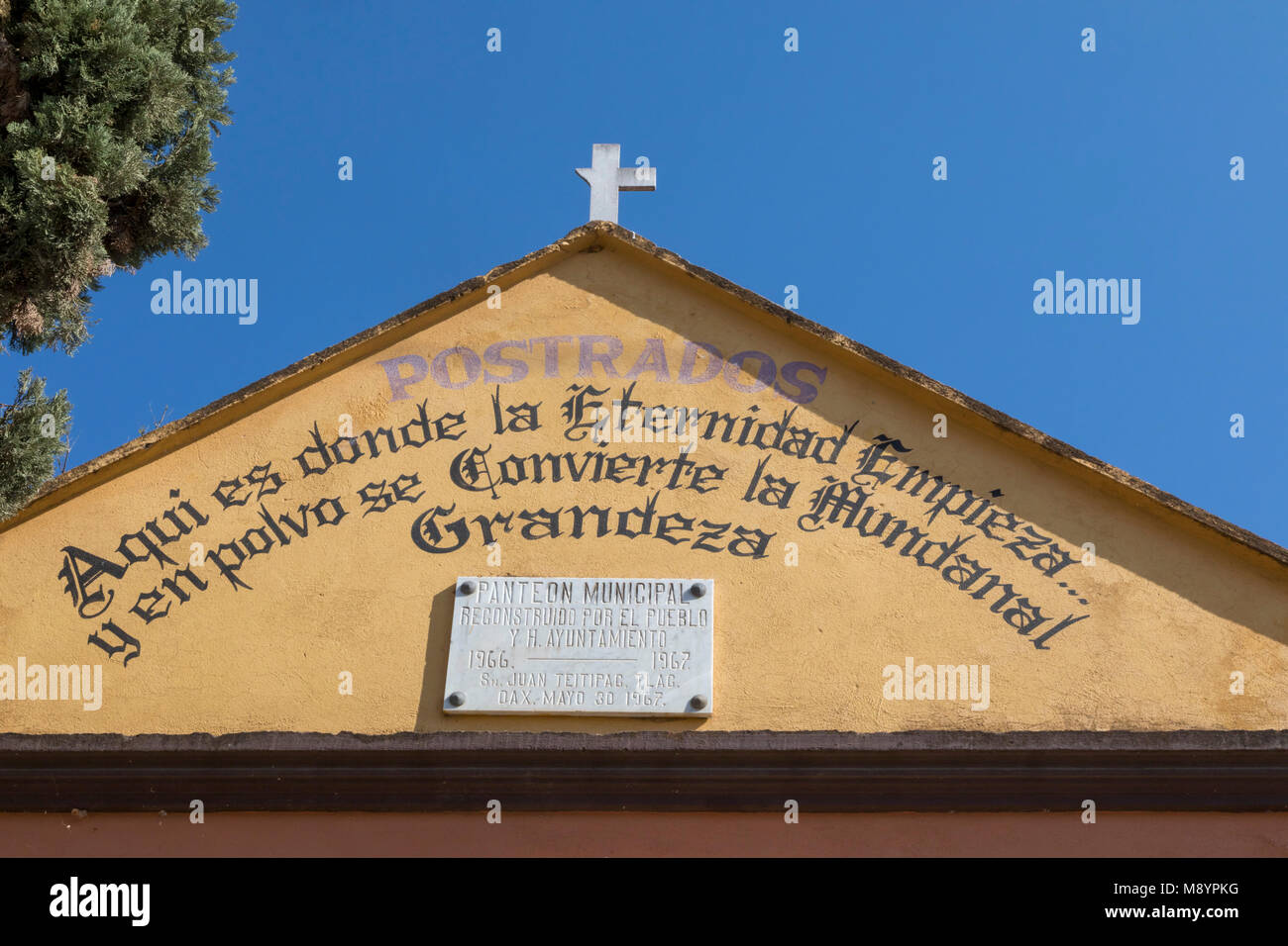 San Juan Teitipac, Oaxaca, Mexiko - ein Schild am Eingang des Dorfes Friedhof sagt: "Hier ist, wo die Ewigkeit beginnt...' Stockfoto