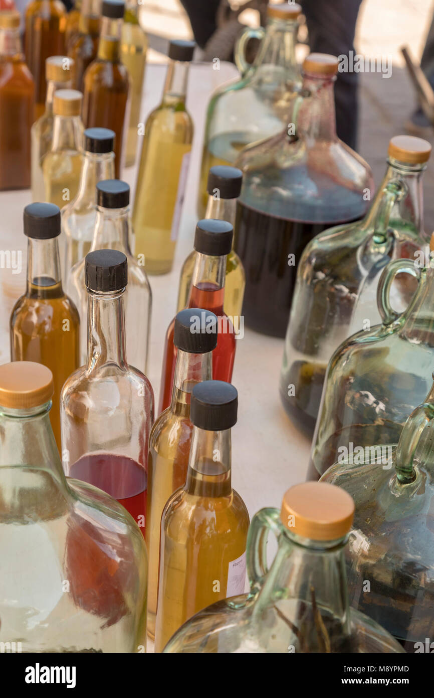 San Juan Teitipac, Oaxaca, Mexiko - Verschiedene Arten von Mezcal auf Verkauf während des sprachlichen und kulturellen Erbes Messe in einem kleinen Zapotec Stadt. Stockfoto