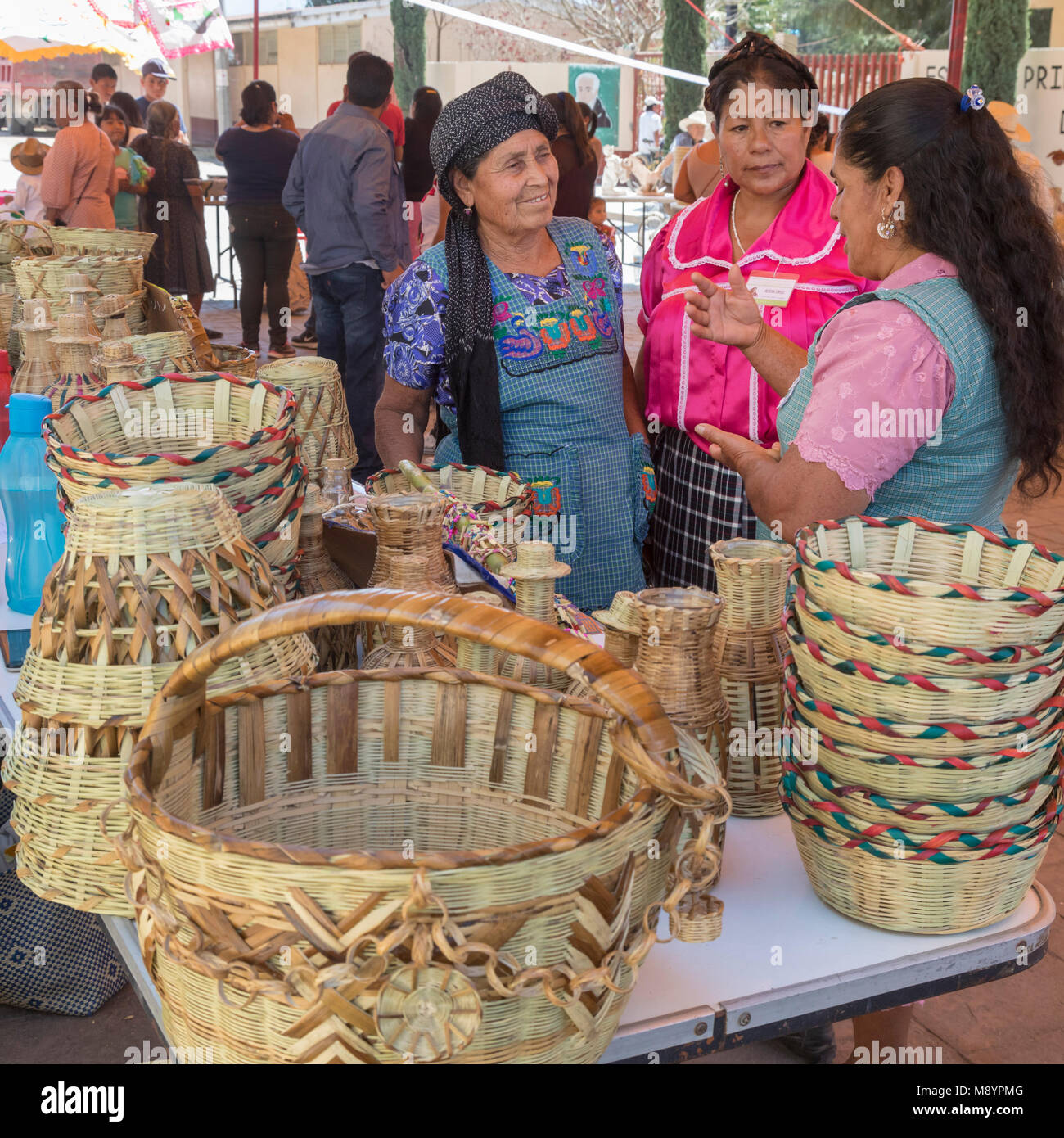 San Juan Teitipac, Oaxaca, Mexiko - handgemachte Körbe zum Verkauf während des sprachlichen und kulturellen Erbes Messe in einem kleinen Zapotec Stadt. Stockfoto