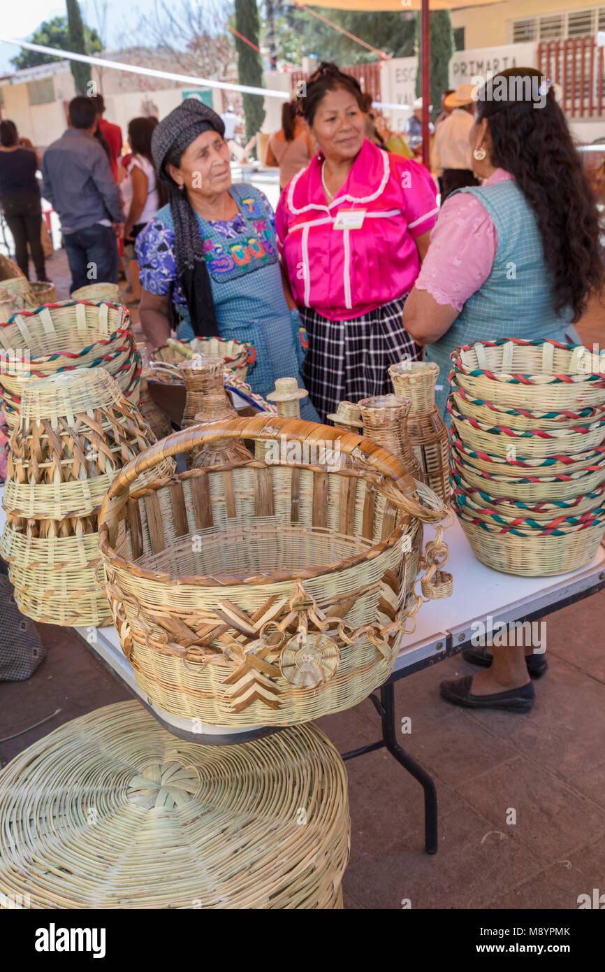 San Juan Teitipac, Oaxaca, Mexiko - handgemachte Körbe zum Verkauf während des sprachlichen und kulturellen Erbes Messe in einem kleinen Zapotec Stadt. Stockfoto