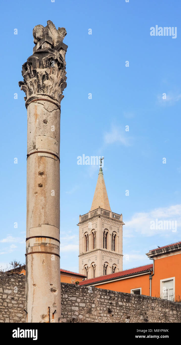 Kathedrale St. Anastasia und historische Säule in der Altstadt von Zadar, Kroatien Stockfoto